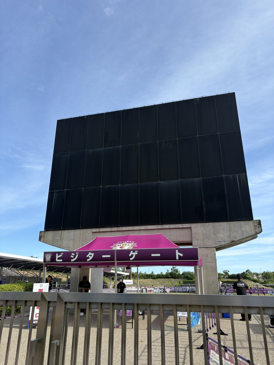 a_kikuchii's tweet photo. ビジターゲート前で募金始めます。
２枚1,000円です。 https://t.co/tmtOWTx4Zs