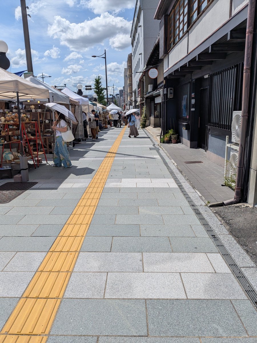 refletalyzeus's tweet photo. 五条坂陶器市…暑すぎる💦 https://t.co/pfkTFaEUfw