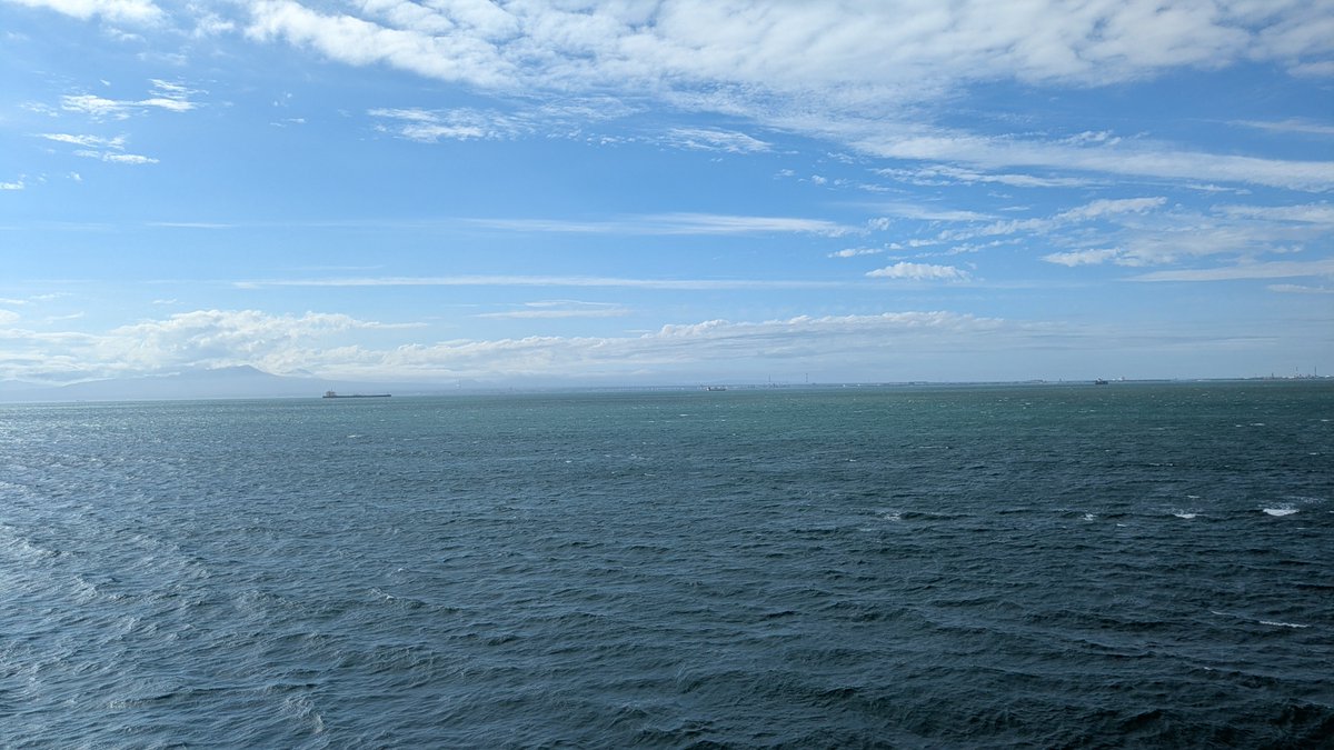 simimasa1027's tweet photo. 苫小牧が見えてきた
北海道に住んでる友達から「今年の北海道は涼しいよ」って言われてたんだけど、既に凄く涼しい
GWぐらいの気温で長袖を着たいぐらい https://t.co/jv6WiTPPxD