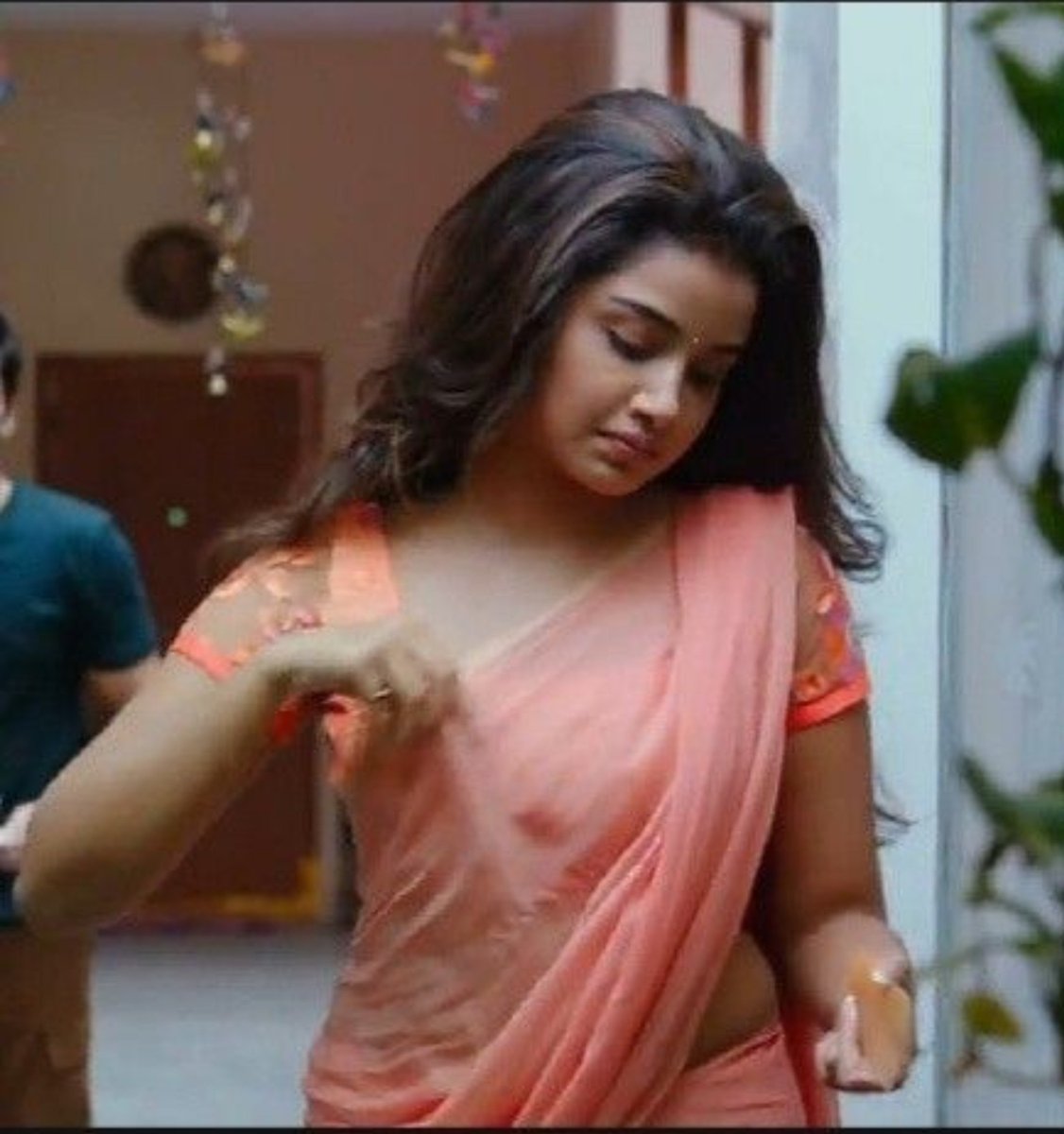 Emilia1430's tweet photo. My Mom caught me wearing her saree
I tried to tell her I won't do it again but after seeing how I move in saree the way I adjust my pallu on my breasts, the way I put one hand on my stomach when I bend, she said you're not a man anymore you should only wear sarees from now on https://t.co/b497jDNxz9