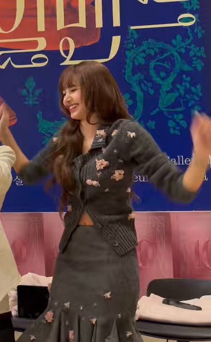 neptuneptunee's tweet photo. Her fit is on theme for Blackpink and her skirt is not from the runway it’s a CUSTOM piece💅🏻 She’s well-prepared and not last-minute

ALWAYS WITH LISA
#10YearsWithBP_LISA https://t.co/q1bU2fPPmX
