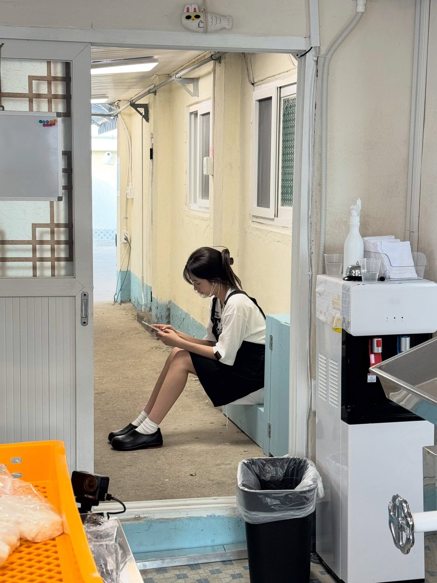 yujtriever's tweet photo. "eunji unnie took this pic saying i looked like an actual part-timer" 

she does 🥺😭 https://t.co/WOV022LTdz