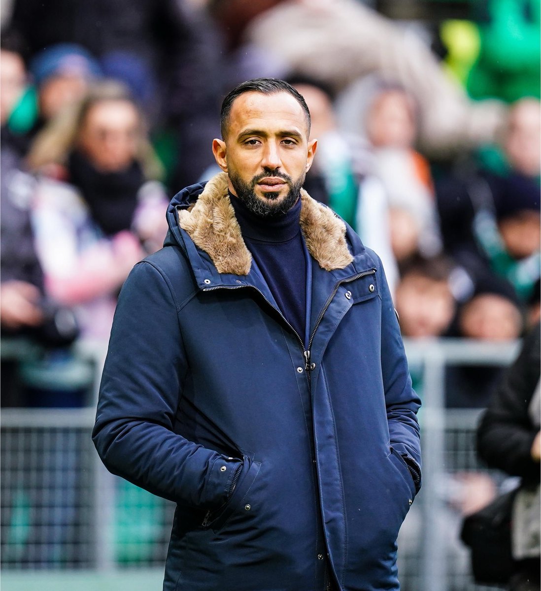 ActuFoot_'s tweet photo. 🚨 Medhi Benatia 🇲🇦 RÉAFFIRME (tout en nuançant par rapport à l’interprétation faite) QU’IL NE DOIT RIEN À PERSONNE : si Nasser 🇶🇦 l’appelle et que le projet lui plaît, IL IRA AU PSG ! 😤

🗣️ « Le message n'était pas "si Nasser m'appelle demain, j'y vais". 

J'ai une belle relation avec lui, donc, si, DANS QUELQUES ANNÉES, IL M'APPELLE ET QUE C'EST BIEN POUR MOI, J'IRAI. 

JE SUIS LIBRE. JE DOIS QUOI ? À QUI ? J'ai essayé de servir l'OM dans l'intérêt du club. Le PSG est le rival, et alors ? 

ON EST DES PROS, ON TRAVAILLE. JE FAIS CE QUE JE VEUX. » 

🎙️ France Football