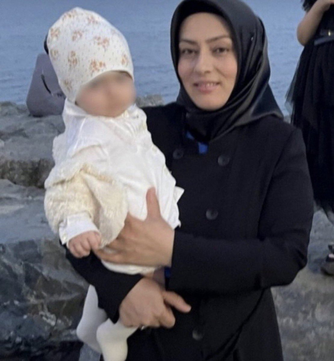 TutsakBebekler's tweet photo. Asude daha konuşmayı öğrenemeden cezaevini tanıdı, şimdi annesiz büyüyor. Deniz Gündoğdu, AİHM kararlarına ve Yargıtay’ın bozma kararına rağmen hâlâ tutuklu. Bir çocuğun annesinden ayrı büyümesi adalet olamaz. Deniz Gündoğdu serbest bırakılsın.

EminHasta AnnesiHapiste
@SemaSilkin