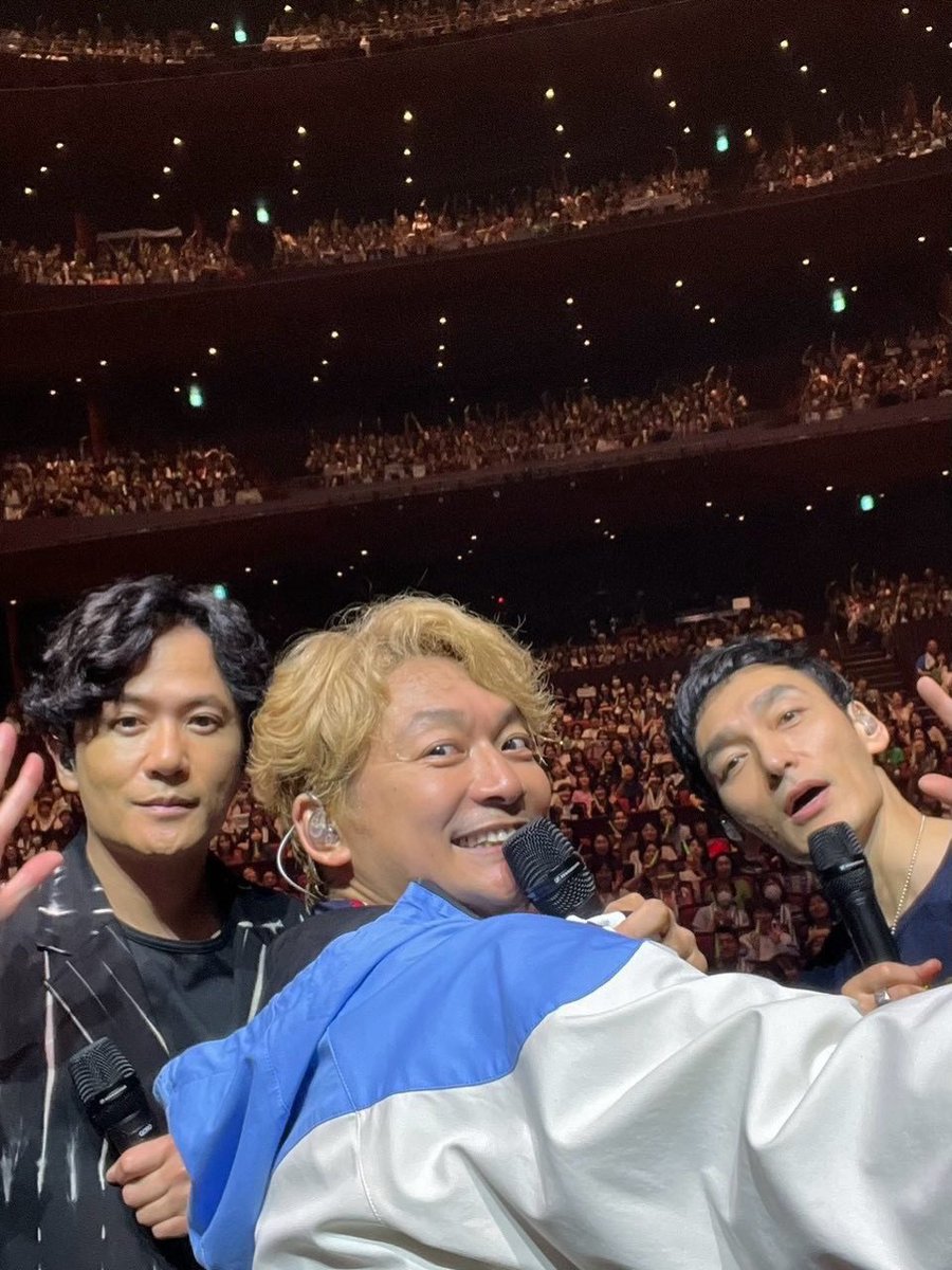 gorogorogo5611's tweet photo. 慎吾ちゃんのインスタで北海道のファンミで撮った3人の自撮り写真見れるよ〜
お客さんとの距離が近い！3人とも良い表情✨
https://t.co/2dC6XV3jPR
#稲垣吾郎
#草彅剛
#香取慎吾
#NAKAMAtoMEETING_vol5 https://t.co/EaSFs4tK5d