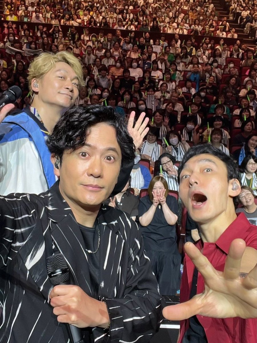 gorogorogo5611's tweet photo. 慎吾ちゃんのインスタで北海道のファンミで撮った3人の自撮り写真見れるよ〜
お客さんとの距離が近い！3人とも良い表情✨
https://t.co/2dC6XV3jPR
#稲垣吾郎
#草彅剛
#香取慎吾
#NAKAMAtoMEETING_vol5 https://t.co/EaSFs4tK5d