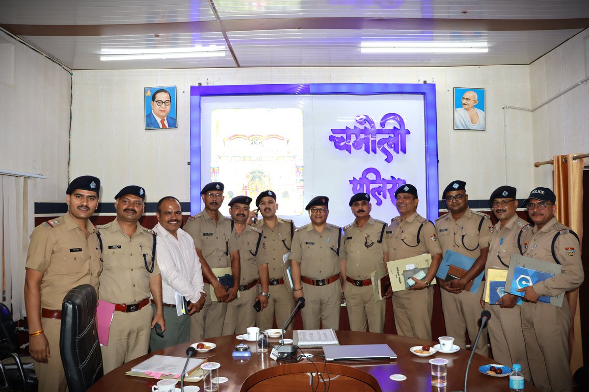 chamolipolice's tweet photo. सम्मान, संवेदना और शुभकामनाओं के साथ चमोली पुलिस ने दी प्रतिसार निरीक्षक आनन्द सिंह रावत को भावभीनी विदाई https://t.co/2YMK4G5On2