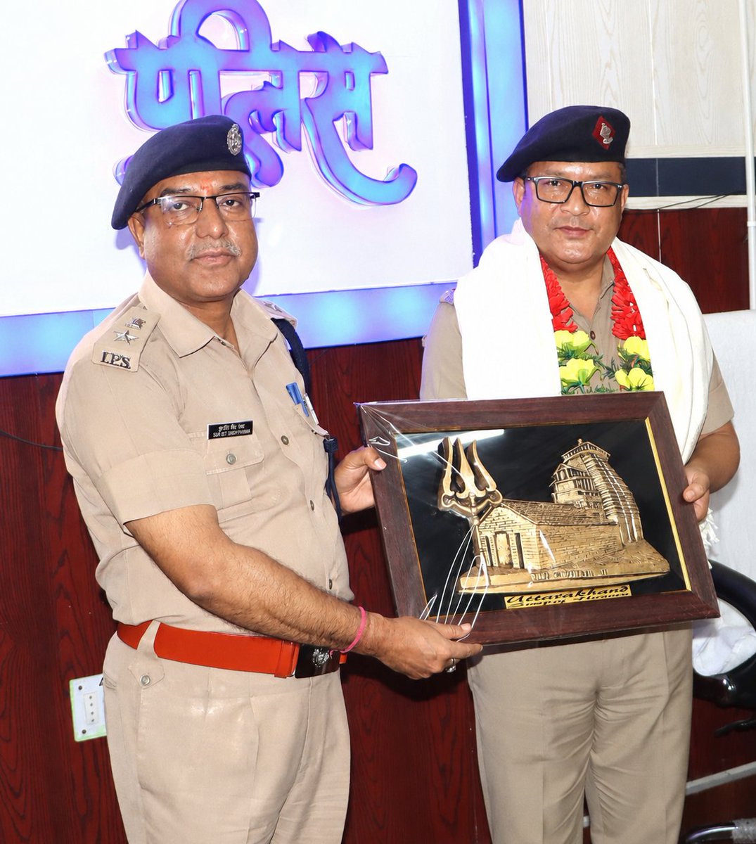 chamolipolice's tweet photo. सम्मान, संवेदना और शुभकामनाओं के साथ चमोली पुलिस ने दी प्रतिसार निरीक्षक आनन्द सिंह रावत को भावभीनी विदाई https://t.co/2YMK4G5On2