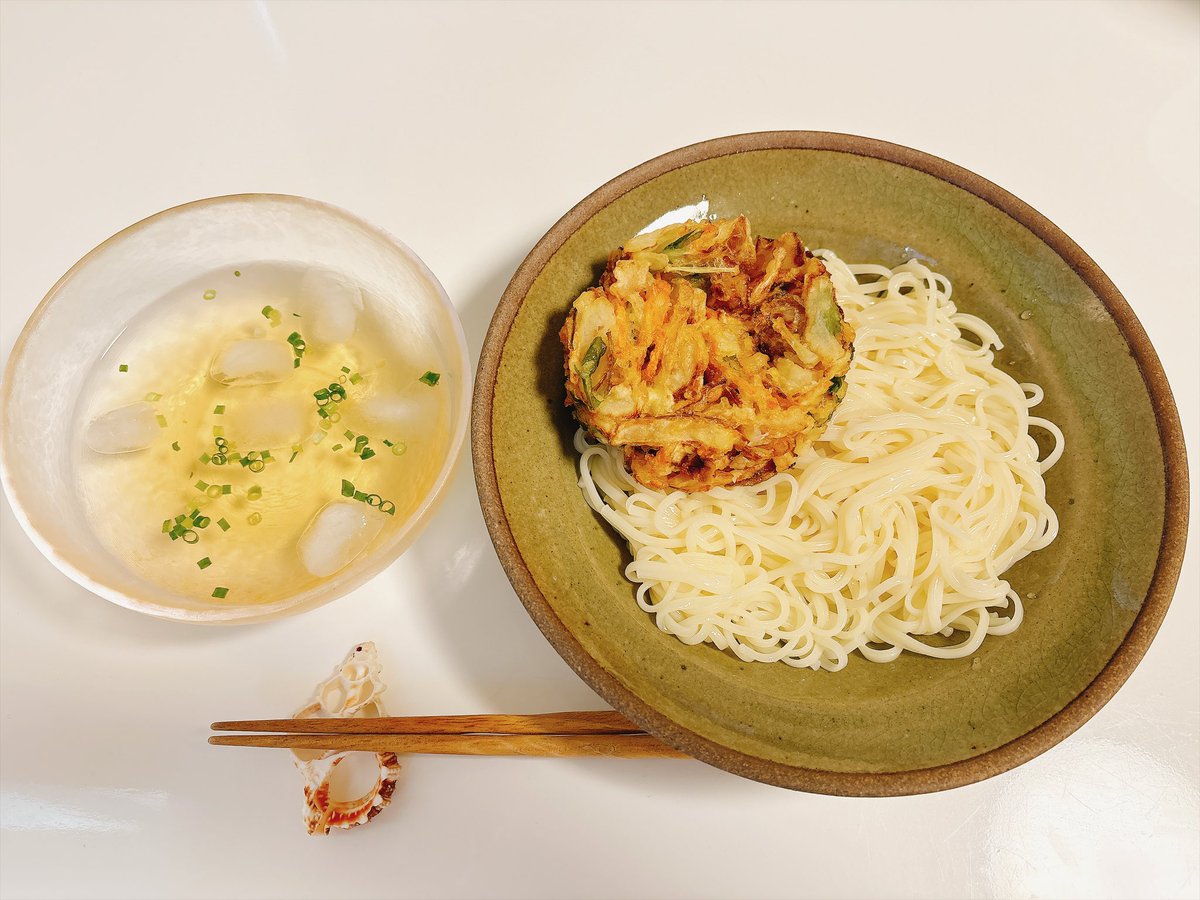 iwharapeko's tweet photo. 8/7fri昼-家メシ

冷やしオカベの麺
野菜のかき揚げ（マルエツ） https://t.co/xamm5QKZns