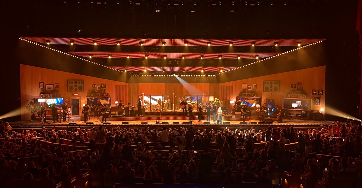 conorjrogers's tweet photo. Saw Kelly Clarkson live for the first time in my life tonight. 

No words. Literally one of the most impressive things I’ve ever seen in my life across all forms of art. 

What a talent. Go see her if you have the chance. https://t.co/BsQOrZINuQ