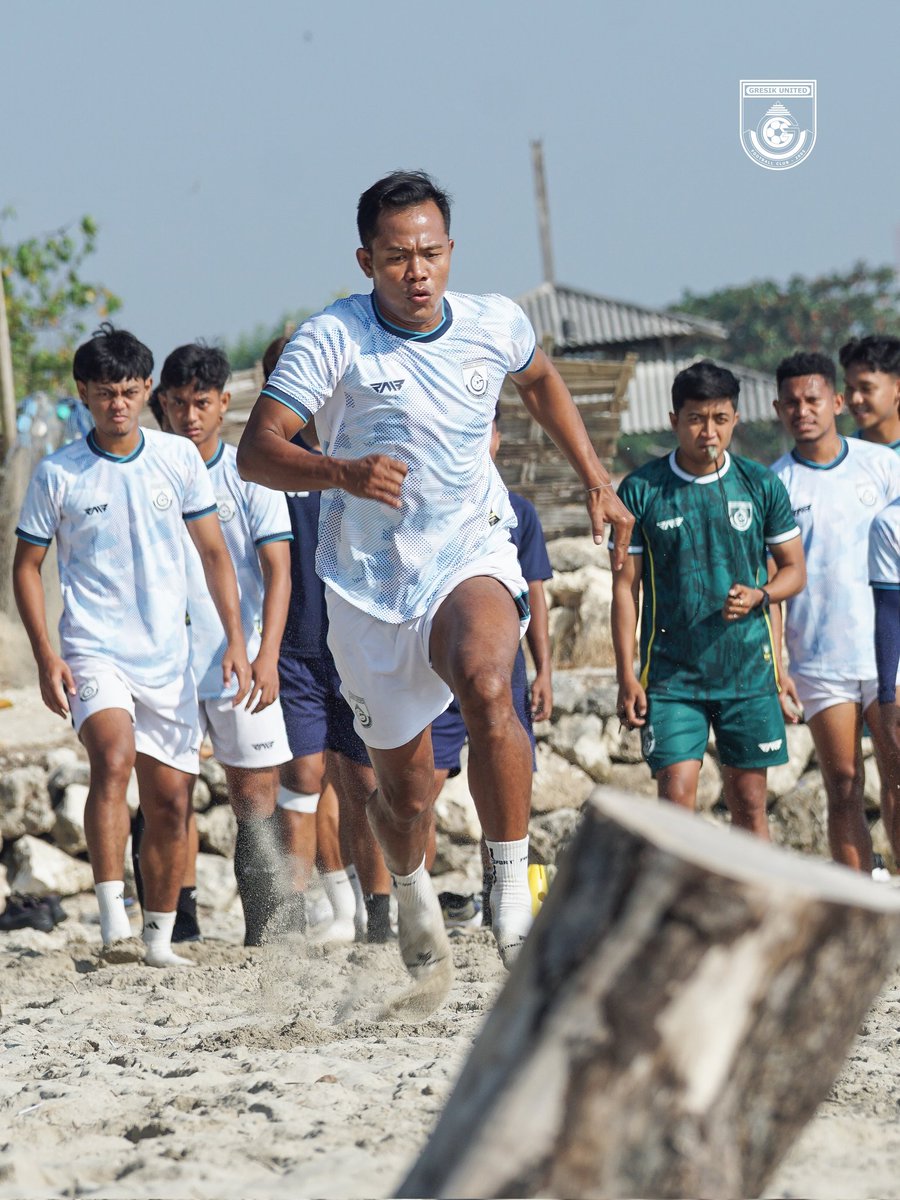 gresikutdFC's tweet photo. Menempa fisik, membentuk ketangguhan!
Pasir Pantai Dalegan menjadi medan latihan hari ini.
#GresikUnited #LaskarJokoSamudro #PhysicalTraining https://t.co/GwCyOliuiy