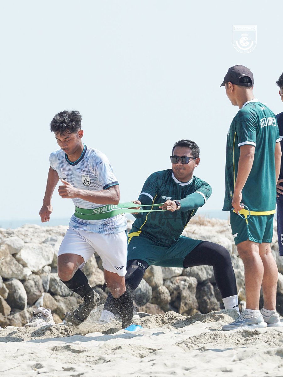 gresikutdFC's tweet photo. Menempa fisik, membentuk ketangguhan!
Pasir Pantai Dalegan menjadi medan latihan hari ini.
#GresikUnited #LaskarJokoSamudro #PhysicalTraining https://t.co/GwCyOliuiy