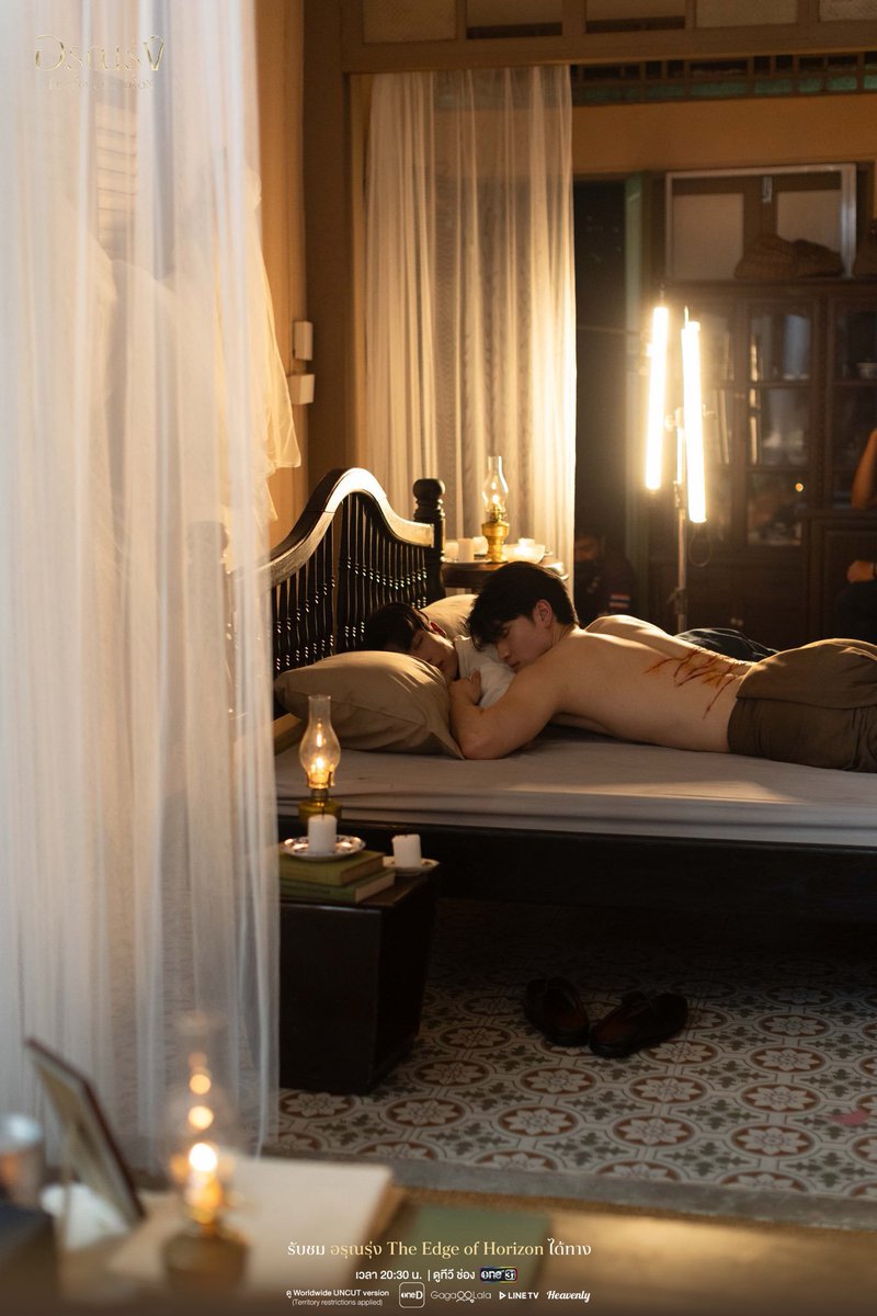 enfer_les's tweet photo. จำได้เลยว่าขนาดฉากนี้อินองศายังอธิบายว่าตัวละครมานอนท่านี้ได้ยัง องศาบอกว่าไม่รู้หรอกเพราะทินกรง่วงก็เลยนอน (แปลว่าทินกรไม่รังเกียจที่จะนอนเตียงบ่าวด้วยซ้ำ รวมถึงสบายใจในทุกที่ที่มีภพ) 
อินบอกว่าพอท่านชายนอนภพน่าจะพัดให้ แล้วหลังจากนั้นก็คงง่วงก็เลยนอนบ้าง (ความใกล้ชิด intimate ของภาพและทินเป็นเรื่องปกติของพวกเขาสองคนจนไม่รู้สึกว่าแปลก แต่สำหรับคนนอกอย่างนวลมันใกล้ชิดจนน่าตกใจ)

ดีอ่ะ เขาเข้าใจตัวละครที่ตัวเองแสดงจริงๆ 

#innongsa
#อรุณรุ่ง
#TheEdgeofHorizon