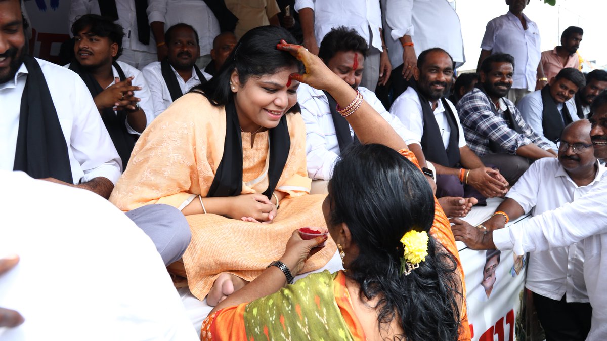 DrBotchaAnusha's tweet photo. వైఎస్సార్ కాంగ్రెస్ పార్టీ అధ్యక్షులు గౌరవ శ్రీ వైయస్ జగన్మోహన్ రెడ్డి గారి ఆదేశాల మేరకు, శాసనమండలి ప్రతిపక్ష నాయకులు గౌరవ శ్రీ బొత్స సత్యనారాయణ గారి సూచనల మేరకు చీపురుపల్లి మూడు రోడ్ల జంక్షన్ వద్ద నిర్వహిస్తున్న AP Gen-Z WAR రిలే నిరాహార దీక్ష
#BotchaAnusha #YSJagan #APGenZWAR https://t.co/Y6pv6Twtcy