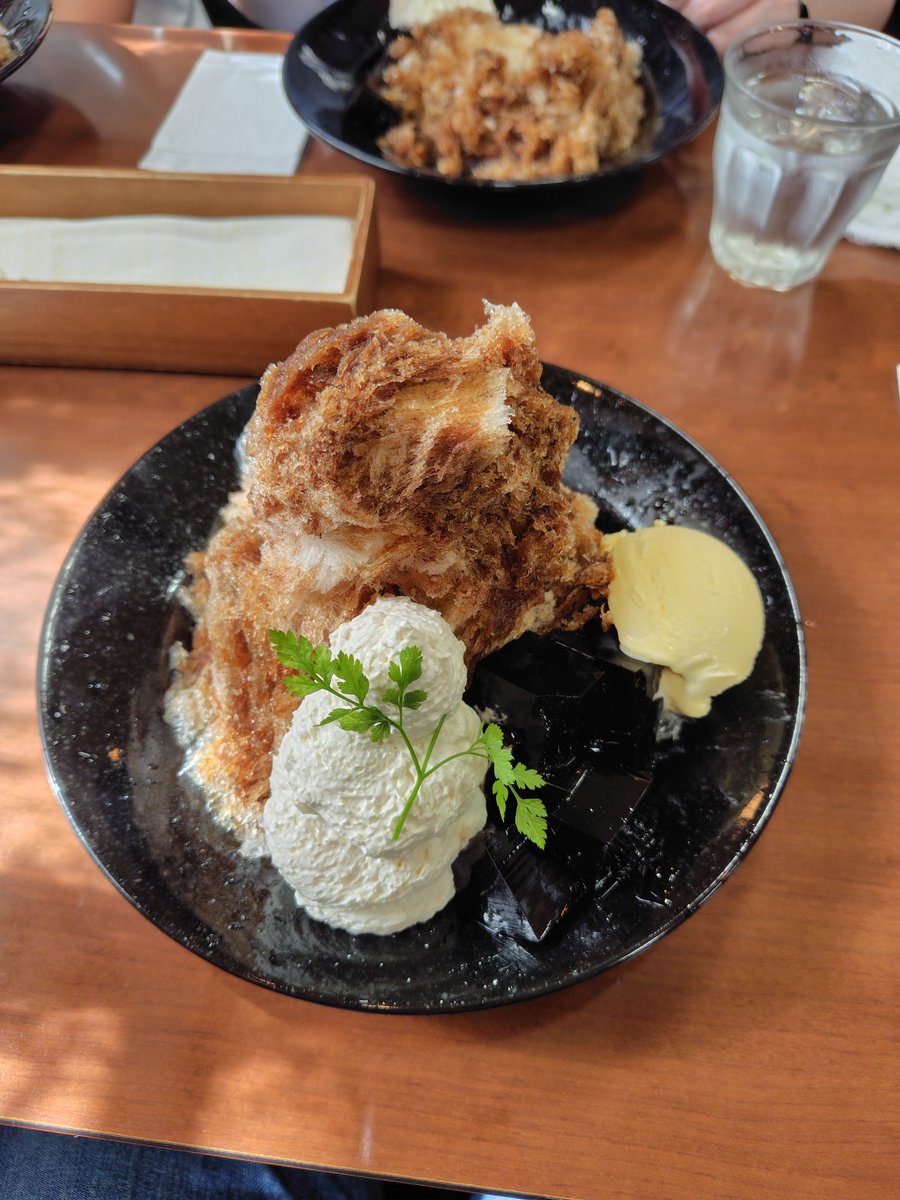 nomRock's tweet photo. 珈琲かき氷たべてる https://t.co/HQig65gh3w