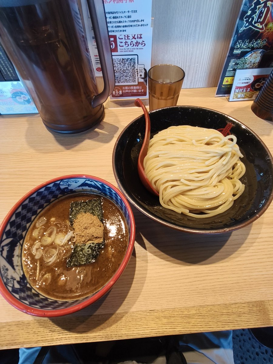 SASAMASA310's tweet photo. 三田製麺所さんのつけ麺大盛りです。結構スープが麺にまとい付きスープ割りを楽しめなくなりそうでしたが、意外といけました。途中で唐辛子やお酢を投入して味変して美味しくいただきました。 https://t.co/ZKovtAG90S