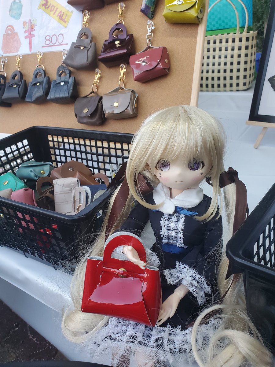 irus_Doll's tweet photo. 売り子してくれてる、あおいさんです😊
あおい「いらっしゃいませー💕
                買っていってくれます?(* ॑꒳ ॑*)?」
全部、本革で作ってるハンドメイド品を売ってくれてる
あおいさんでした✨️
#ドル撮
#ドールオーナーさんと繋がりたい https://t.co/AFzFIgG51U