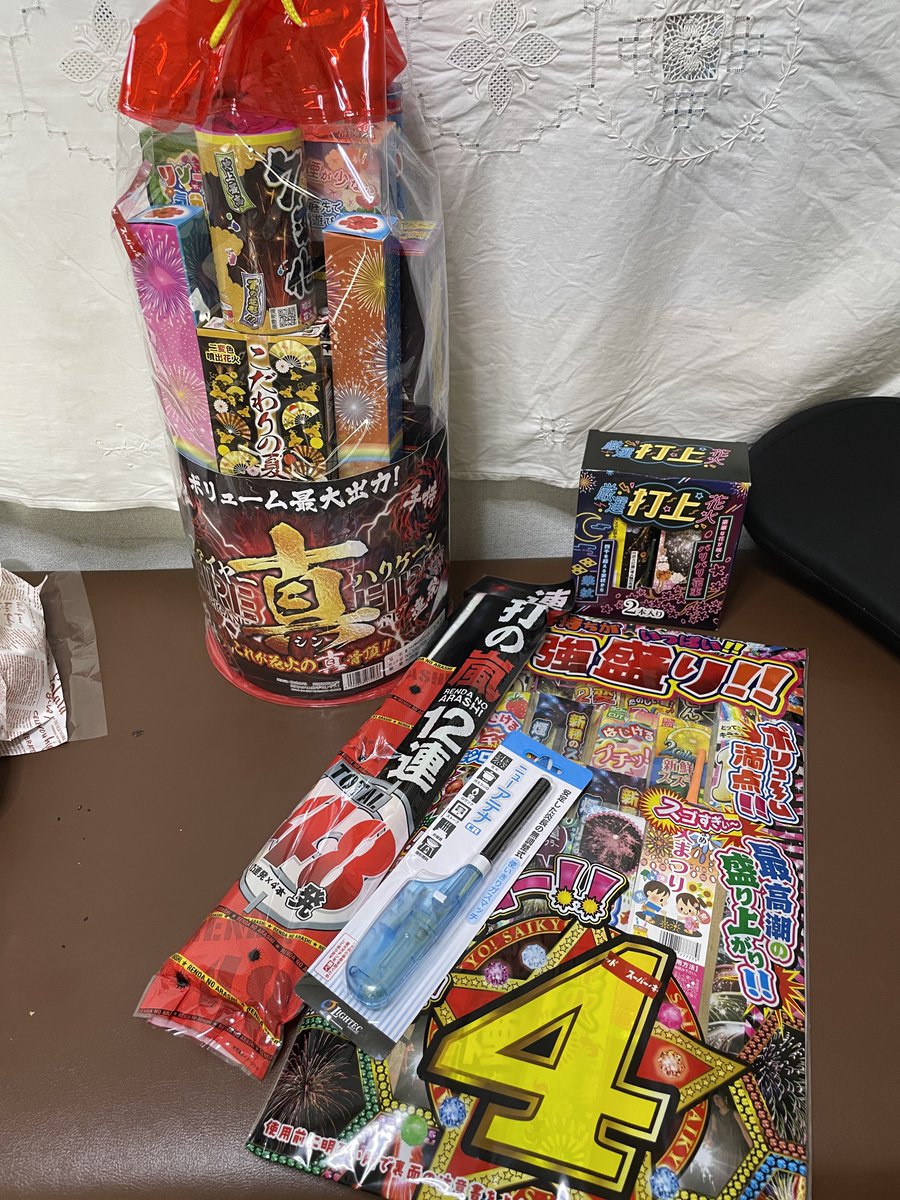kousuke80's tweet photo. 花火だー https://t.co/QO8rzbYEfA