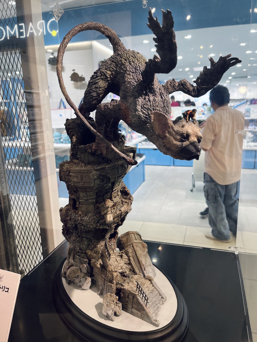 Genki_JPN's tweet photo. The Last Guardian Trico statue! https://t.co/zE6stQsSaH