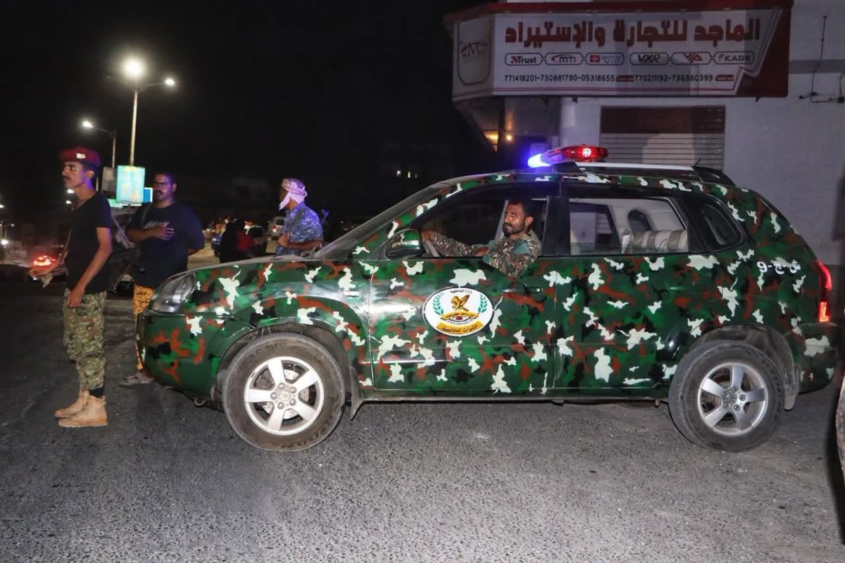 hdrvoice's tweet photo. أمن ساحل حضرموت يكثّف الدوريات والحملات الميدانية لضبط المطلوبين ومنع حمل السلاح

▪️صحيفة صوت حضرموت/ المكلا | 8 أغسطس 2026م|
التوجيه المعنوي والعلاقات العامة 

تواصل الأجهزة الأمنية بأمن وشرطة ساحل حضرموت تنفيذ خطتها الأمنية والميدانية الهادفة إلى تعزيز الأمن والاستقرار، من خلال تكثيف الانتشار الأمني وتسيير الدوريات في مختلف المديريات والمواقع الحيوية، وملاحقة المطلوبين أمنيًا وضبط المخالفين والخارجين عن النظام والقانون.

وتأتي مكافحة ظاهرة حمل السلاح في المظهر العام في مقدمة أولويات الحملات الأمنية، حيث تعمل الوحدات الأمنية على ضبط حاملي الأسلحة بصورة مخالفة للقانون، واتخاذ الإجراءات القانونية بحق المخالفين، بما يسهم في الحد من مظاهر الفوضى وتعزيز هيبة الدولة وترسيخ سيادة القانون.

وتشمل الخطة الأمنية تعزيز النقاط الأمنية ونقاط التفتيش في المداخل والمخارج والطرق الرئيسية، إلى جانب تكثيف الدوريات المتحركة والثابتة في المواقع ذات الكثافة السكانية والحيوية، بما يرفع مستوى الجاهزية والقدرة على التعامل مع أي مخالفات أو حالات تستدعي التدخل الأمني.

وأكدت إدارة أمن وشرطة ساحل حضرموت، ممثلة بالعميد عبدالعزيز عوض الجابري، أن هذه الإجراءات تأتي في إطار المسؤولية الأمنية في حماية المواطنين والممتلكات، وتعزيز حالة الأمن والسكينة العامة، والتعامل بحزم مع كل من يحاول الإخلال بالنظام أو تعريض سلامة المجتمع للخطر، وفقًا للقانون ودون استثناء.

كما دعت الادارة العامة المواطنين إلى التعاون مع الأجهزة الأمنية، والإبلاغ عن المطلوبين أمنيًا أو أي حالات لحمل السلاح بصورة مخالفة للقانون، عبر قنوات التواصل والبلاغات  لعمليات المحافظة على الرقم 199 ، مؤكدة التعامل مع البلاغات بمسؤولية والحفاظ على سرية بيانات المبلّغين، بما يسهم في دعم الجهود الأمنية ورفع مستوى سرعة الاستجابة.

وشددت الادارة العامة على ضرورة عدم إيواء أو التستر على المطلوبين أمنيًا أو التعامل معهم، مؤكدة أن التعاون المجتمعي يمثل عنصرًا أساسيًا في إنجاح الجهود الأمنية والحد من الجريمة ومظاهر الفوضى.

ولاقت الحملات الأمنية تفاعلًا إيجابيًا من المواطنين في عدد من المديريات، الذين أكدوا أهمية استمرار هذه الإجراءات، واستعدادهم للتعاون مع الأجهزة الأمنية والإبلاغ عن المخالفات، انطلاقًا من أن حفظ الأمن والاستقرار مسؤولية مشتركة تتطلب تكامل جهود الأجهزة الأمنية والمجتمع.

وتؤكد إدارة أمن وشرطة ساحل حضرموت استمرار انتشارها الميداني ورفع مستوى الجاهزية، ومواصلة تنفيذ الإجراءات الأمنية والقانونية الرامية إلى حماية المواطنين وتعزيز الاستقرار، بما يرسخ الأمن والطمأنينة في مختلف مناطق ساحل حضرموت.