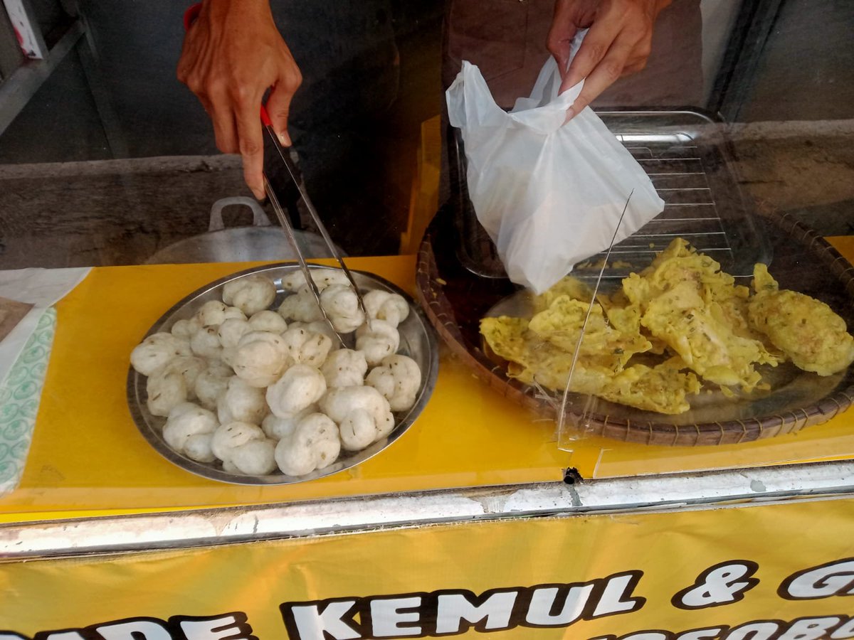 riyantorazak's tweet photo. Lekok-Tempe kmoel sore 
--
 kmarin2 ndilalah lwt , sklian nicipi ' tmpe kemoel-geblig

-tmpe kemoel--> gorengn khas wanasaba ' tempe di goreng di selimuti cmpurn tepung pati dll. plus 'kecai' tentunya 

- lekok-- > gorngn dgn bhn pati singong bsh + bumbu2 

-
serngn berikutny.. https://t.co/zRIqLe5cDX