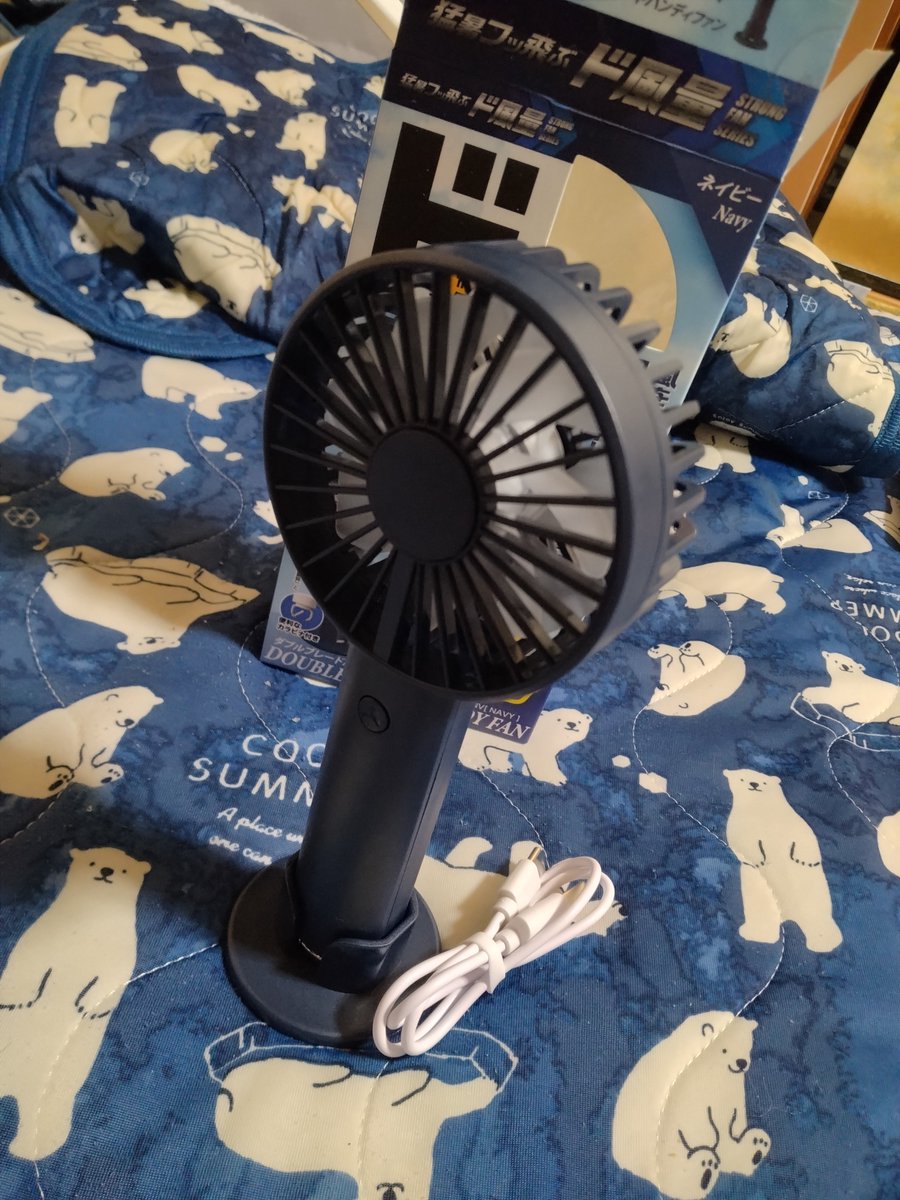 soudasan's tweet photo. んで！悩んでいた夏コミに耐えられるハンディファン探しの旅ですがドンキのこれにしました。
色々見て試して弱での風力が1番強かったので。　
本当はフラ…ランみたいな可愛いやつが良かったけど実用性を取りました。
（可愛いな💕て思ったやつは皆そよ風の様な風力だった。）
これから宜しくね！！🥰 https://t.co/n56il61k9d