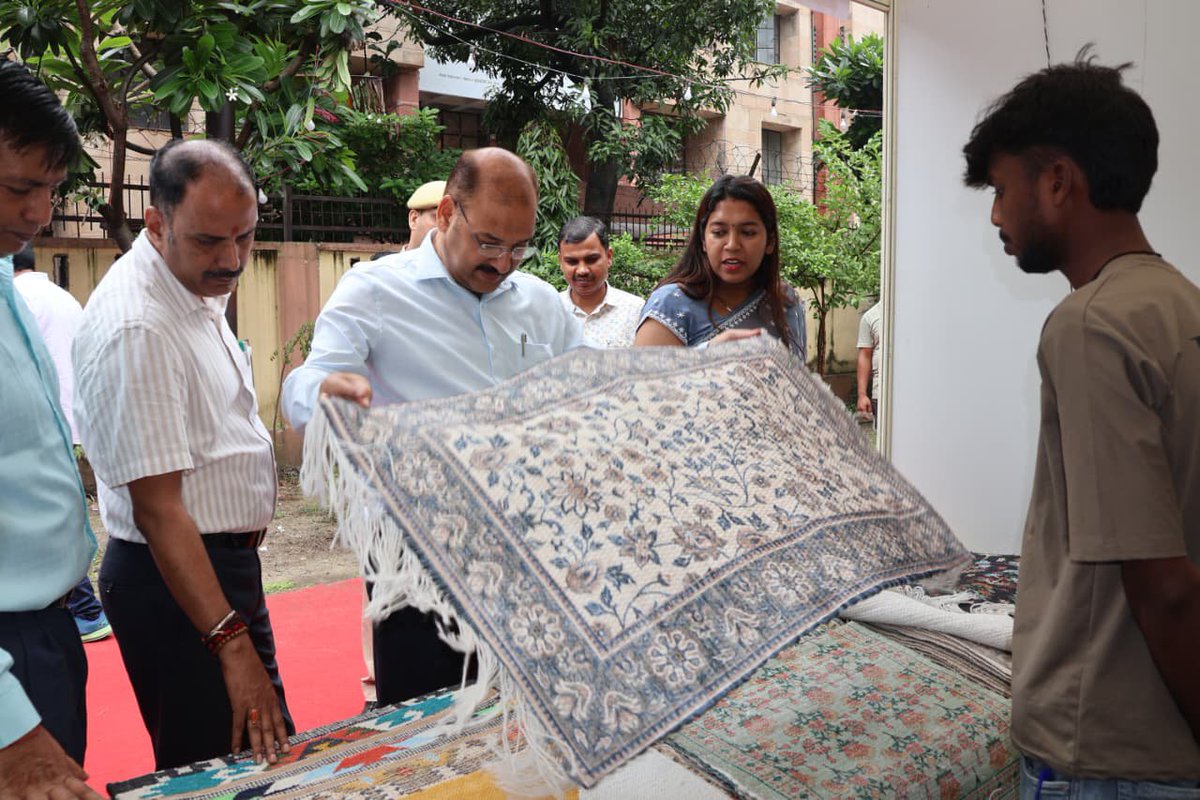 DmMeerut's tweet photo. भारत सरकार, वस्त्र मंत्रालय, विकास आयुक्त (हथकरघा) के अधीन बुनकर सेवा केंद्र, मेरठ द्वारा 12वें राष्ट्रीय हथकरघा दिवस के भव्य आयोजन में मुख्य अतिथि के रूप में प्रतिभाग किया गयाl
@CMOfficeUP @ChiefSecyUP @UPGovt @InfoDeptUP https://t.co/09cM88B0PI
