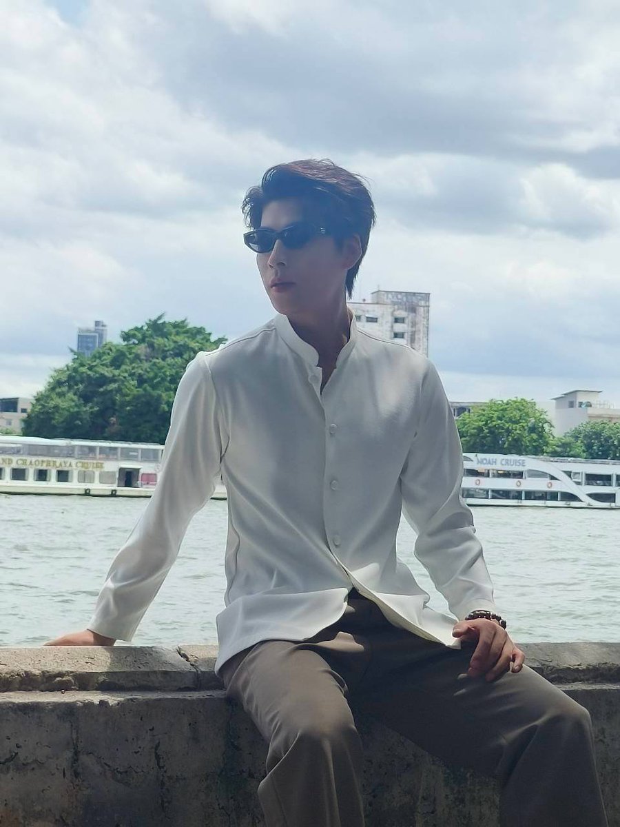Kahlong2509's tweet photo. มาเดินทรงวาด เจอนักแสดงจีน เพื่อนบอกว่าน้องชื่อ #หยางหยาง #หวังเว่ยหยาง น่ารักกกกกก😍 https://t.co/ZhEhDVoBVq