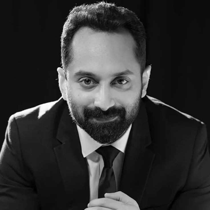 kailashsatana's tweet photo. இனிய பிறந்தநாள் வாழ்த்துகள் Fahadh Faasil! ❤️‍🔥
தமிழ் சினிமாவைப் பொறுத்தவரை ஒவ்வொரு காலகட்டத்திலும் சில நடிகர்கள் வந்து, தங்களுடைய நடிப்பால் நம் மனதில் ஒரு தனி இடத்தை பிடிப்பார்கள். P.U. Chinnappa, M.K. Thyagaraja Bhagavathar தொடங்கி Sivaji Ganesan, Kamal Haasan, Rajinikanth என அந்த வரிசை காலம் காலமாக தொடர்ந்து கொண்டே இருக்கிறது.
அதேபோல மலையாள சினிமாவிலும் Sathyan Mash, Madhu, Prem Nazir, பின்னர் Mammootty, Mohanlal, Suresh Gopi என ஒவ்வொரு தலைமுறையிலும் ரசிகர்களால் கொண்டாடப்பட்ட நடிகர்கள் இருந்திருக்கிறார்கள்.
அந்த வரிசையில், Fahadh Faasil ஒரு தனித்துவமான chapter. ❤️
ஆரம்பத்திலேயே எதிர்பார்த்த வெற்றி கிடைக்காமல், சினிமாவில் இருந்து ஒரு நீண்ட இடைவெளிக்குப் பிறகு திரும்பி வந்து, சாதாரணமாக நடிப்பது என்ற விஷயத்தையே ஒரு extraordinary experience-ஆ மாற்றியவர்.
தந்தை ஒரு மிகப்பெரிய இயக்குநர் என்ற அடையாளம் இருந்தாலும், அந்த அடையாளத்தைத் தாண்டி தன்னுடைய நடிப்பால் தனக்கென ஒரு இடத்தை உருவாக்கியவர் Fahadh. 🔥
Artist, Thondimuthalum Driksakshiyum, Kumbalangi Nights, Joji, Malik, Vikram, Maamannan, Aavesham என ஒவ்வொரு மொழியிலும், ஒவ்வொரு கதாபாத்திரத்திலும் ஒரு புதிய Fahadh-ஐ பார்க்க முடிகிறது.
இன்று மலையாள சினிமாவைத் தாண்டி தமிழ், தெலுங்கு, ஹிந்தி என இந்தியாவின் பல மொழிகளிலும் Fahadh-க்காக கதாபாத்திரங்கள் எழுதப்படுகின்றன என்றால், அதற்கு காரணம் அவருடைய நடிப்பின் எல்லையற்ற versatility. ❤️‍🔥
ஒரு நடிகர் ரசிகர்களால் ரசிக்கப்படலாம்…
ஒரு நடிகர் விமர்சகர்களால் பாராட்டப்படலாம்…
ஆனால் ஒரு நடிகருக்காக கதாபாத்திரங்களே உருவாக்கப்பட ஆரம்பித்துவிட்டால் — அதுதான் ஒரு தனி உயரம்! 🔥
அந்த உயரத்தை அடைந்த Fahadh Faasil அவர்களுக்கு இனிய பிறந்தநாள் வாழ்த்துகள்! 🎂❤️‍🔥
More characters. More madness. More memorable performances! 🔥
#HappyBirthdayFaFa