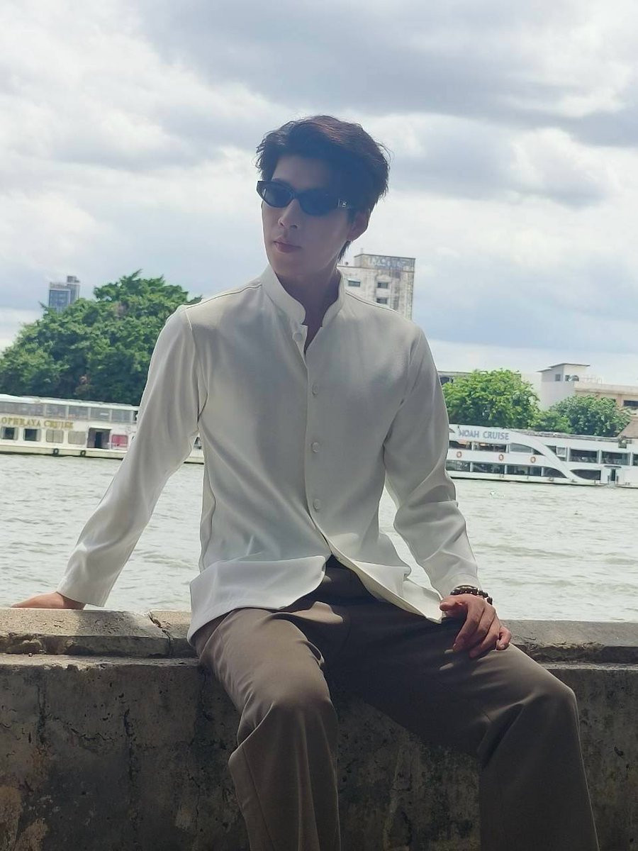 Kahlong2509's tweet photo. มาเดินทรงวาด เจอนักแสดงจีน เพื่อนบอกว่าน้องชื่อ #หยางหยาง #หวังเว่ยหยาง น่ารักกกกกก😍 https://t.co/ZhEhDVoBVq