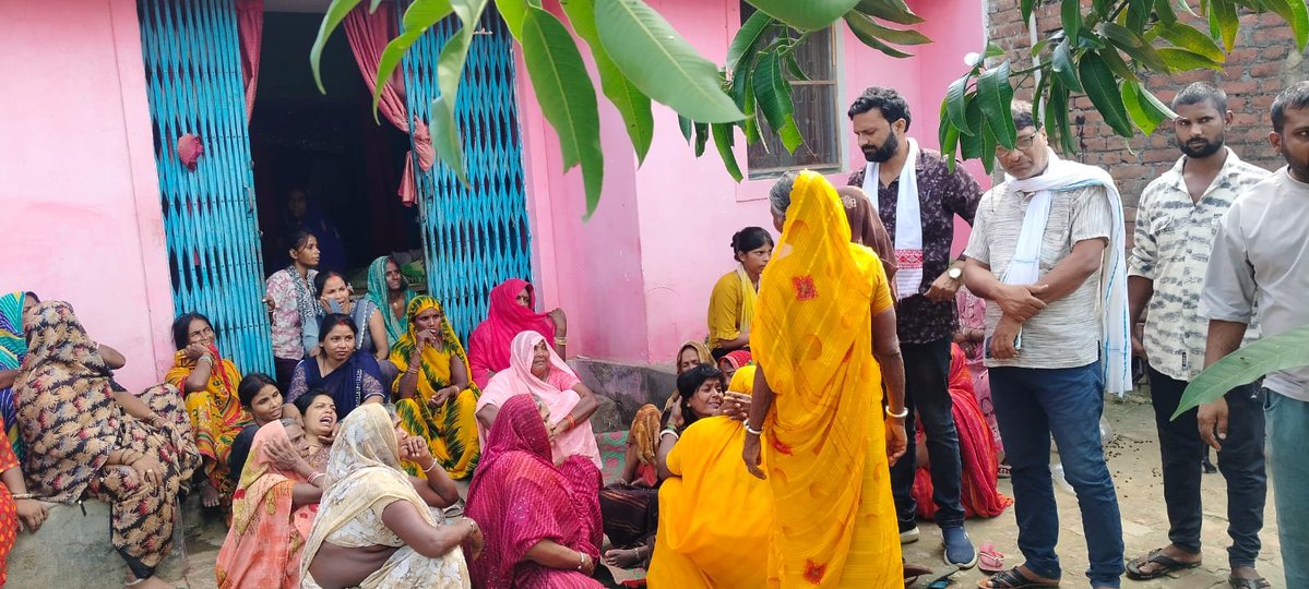 sunilnishadbjp's tweet photo. वि ०स ०रुद्रपुर अंतर्गत ग्राम भृगुसरी के श्री लालदेव
निषाद की ब्रेन हेमरेज से ओमान #muscut मे आकस्मिक दुःखद निधन सूचना के उपरांत शोका कुल परिवार में पहुंचकर कर अपनी संवेदना व्यक्त किया
इस दुख की घड़ी में हम सभी की संवेदना पीड़ित परिवार के साथ है
@BJP4UP @BJP4India @myogioffice https://t.co/Ii4qJhxWaj