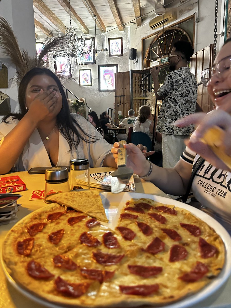 frank_suarez_al's tweet photo. Pizzita, amigas y nada de malas vibras ❤️‍🩹 https://t.co/LCY42c6CQp