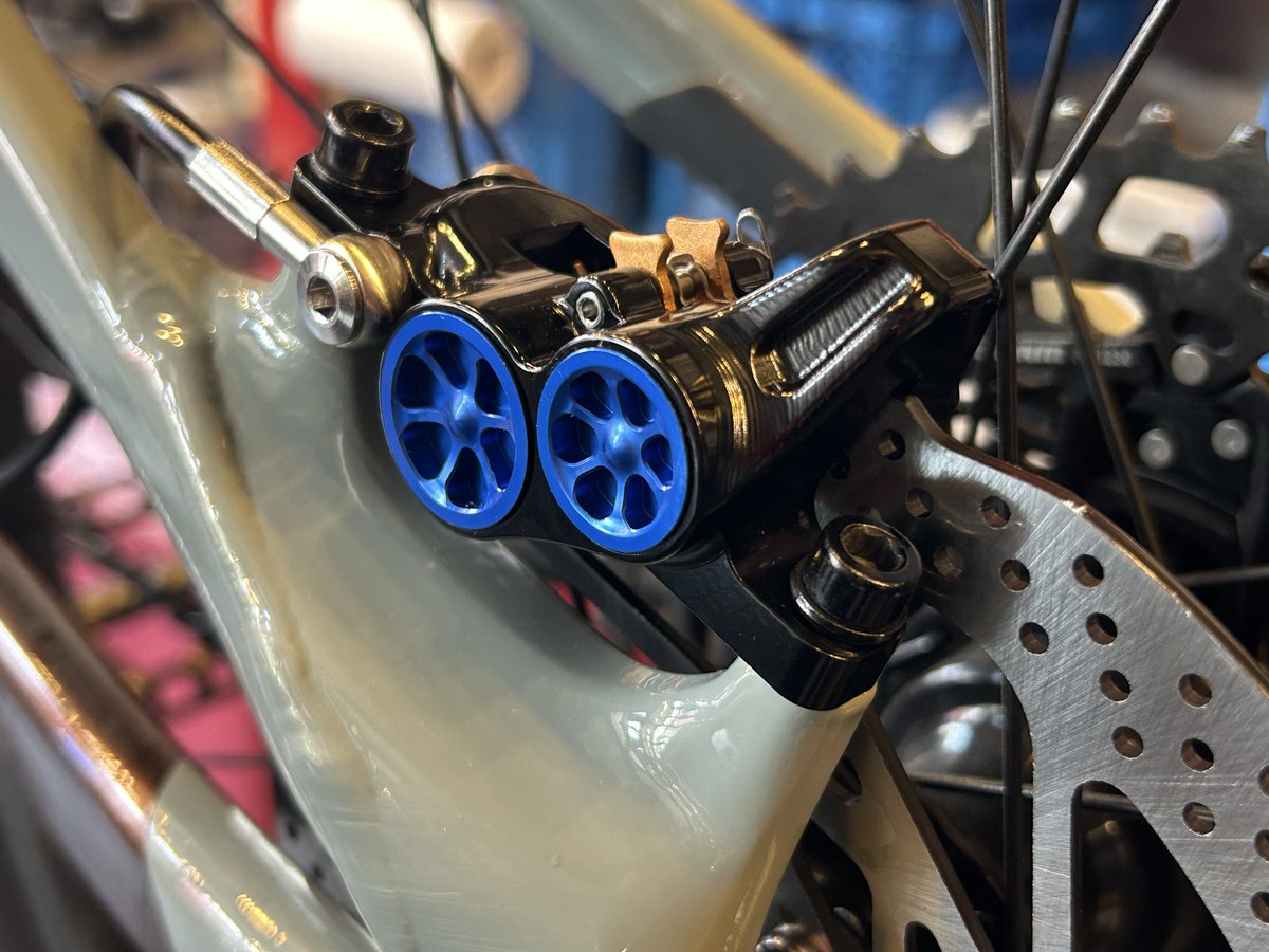 bikeshopforza's tweet photo. 今日はLewisブレーキのインストール。
ローターは1.85mmから2.3mm厚へ。
軽い力でブレーキコントロール可能なので、
ゲレンデライドにもピッタリなブレーキ。
このご時世に比較的お手頃なのも◎
このAEは前後セットで39,999円!
#Lewis #yuris #mtb #マウンテンバイク https://t.co/vyqA31d708
