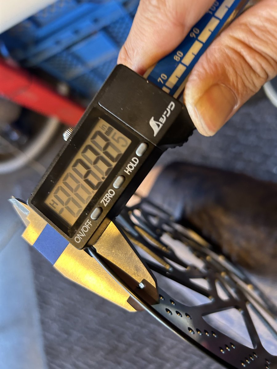 bikeshopforza's tweet photo. 今日はLewisブレーキのインストール。
ローターは1.85mmから2.3mm厚へ。
軽い力でブレーキコントロール可能なので、
ゲレンデライドにもピッタリなブレーキ。
このご時世に比較的お手頃なのも◎
このAEは前後セットで39,999円!
#Lewis #yuris #mtb #マウンテンバイク https://t.co/vyqA31d708