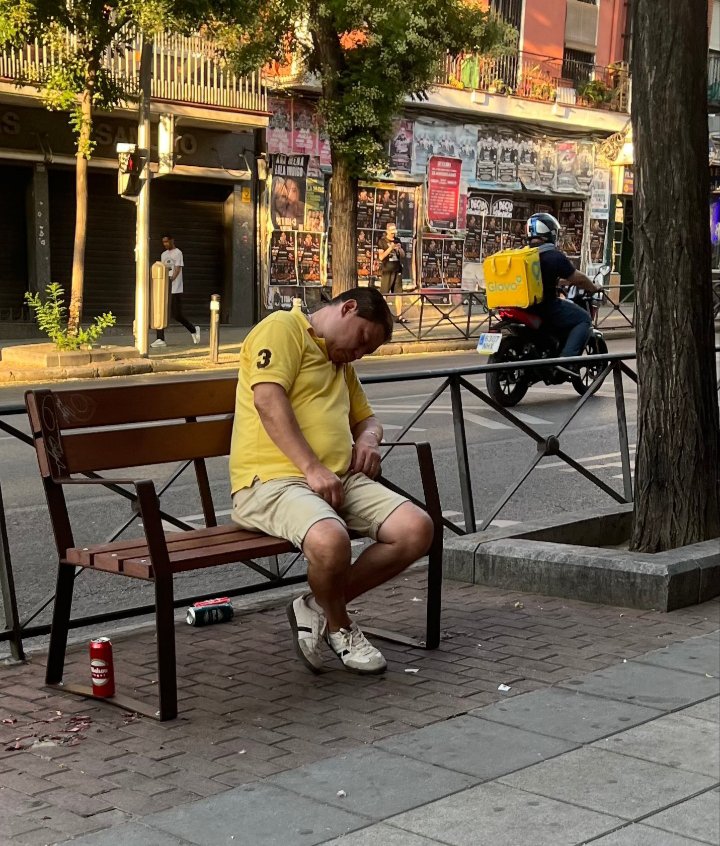Alexglz_2's tweet photo. El pancho en cualquier calle de Vallecas a las 12:00AM..te contará que en Perú tuvo dos empresas,tres pisos y dos rancheras..pero se vino a España a trabajar de "banquero"... https://t.co/09YHGpAsgG
