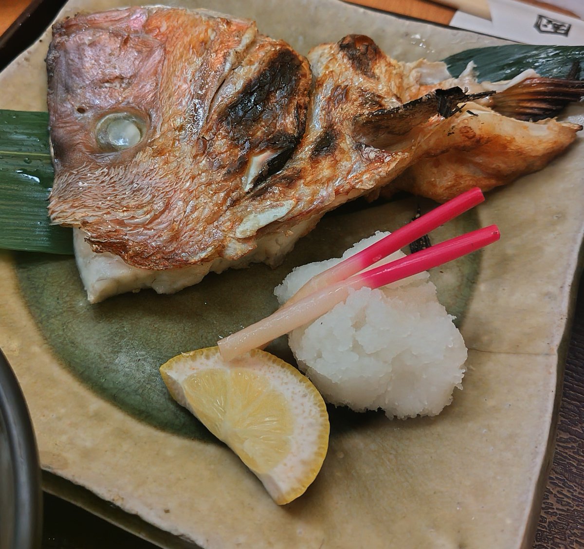 john_gy's tweet photo. 魚國＠小田原にて、真鯛刺身と真鯛カマ塩焼き定食。しっとりして味わい濃く上品な甘味のある刺身に、香ばしく焼き上げられ塩も程よく効かせたカマ焼きは、どちらもご飯の進む味わいで、美味しい😋 https://t.co/mEGdGmYFAG