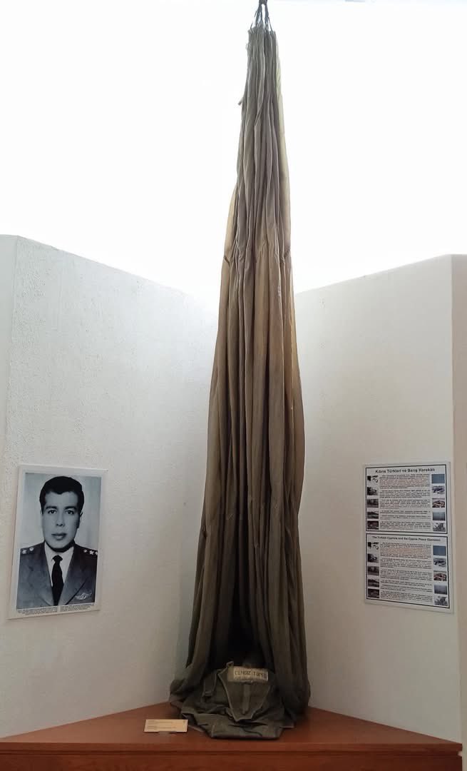 tasvirsanatlari's tweet photo. Tarihte Bugün 08 Ağustos 1964 

Şehit Pilot Yüzbaşı Cengiz TOPEL Eskişehir’den Kıbrıs’a uçuş gerçekleştirildi. (Rum kesiminin baskılarının Türkler üzerinde arttığı yıllarda gerçekleştirilen uyarı uçuşları) 

Uçağı vurulan yüzbaşı paraşütle iniş yaptığı alan Lefke bölgesindeki Peristeronori isimli Rum köyü olunca esir düştü, vahşice katledildi. 

Aziz Ruhu Şad Olsun. #CengizTopel

Kuzey Kıbrıs Türk Cumhuriyet’in Lefke bölgesi Gemi Konağı limanında, Cengiz Topel’in kullandığı uçağından bir parçası sergilenmektedir.

Aziz şehidi sağ salim zemine indiren paraşüt ise Harbiye Askerî Müzesindedir.