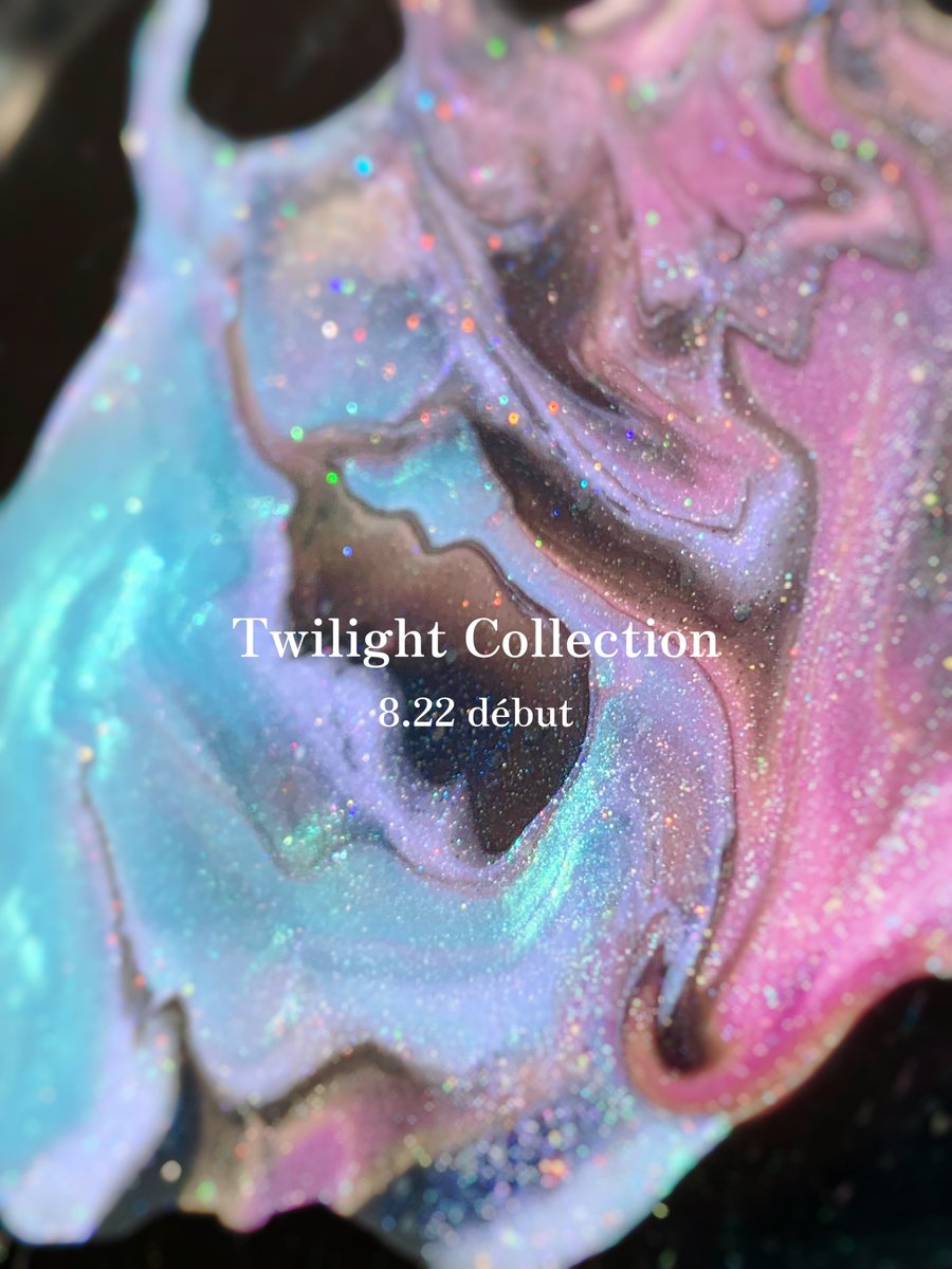 illo_make's tweet photo. 【🌙✨ Twilight Collection ✨🌙】
販売スケジュール🗓️のお知らせ

夕暮れから夜へ…
移り変わる空と光を閉じ込めた
Twilight Collection 全5色… 🫧💫

🤍 White canvas Base coat も同時発売！

━━━━━━━━━━━━━━
🛒 事前予約販売
📅 8/18 20:00 〜 8/21 23:59
📦 最短 8/24着 にて発送予定

🏙️ 東京・表参道 POP UP
📅 8/22・8/23
✨ Twilight Collection 先行販売

🌐 公式オンライン販売
📅 8/24 20:00 START
━━━━━━━━━━━━━━

🩷 Majestic Hollow
（マジェスティックホロウ）
🩵 Kaitei no Shokubutsuen（再販）
（海底の植物園）
🤎 Yunagi Shower
（夕凪シャワー）
💜 Hoshikuzu Soup
（星屑スープ）
🌌 Long Night
（夜長）
🤍 White canvas Base coat
（ホワイトキャンバスベースコート）

角度によって揺らめく偏光と、
星屑のようにきらめくラメを指先に 🌙🪐✨