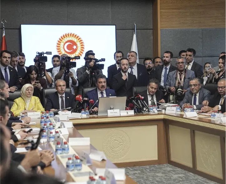 aykiri's tweet photo. TBMM Adalet Komisyonu'nda görüşmeleri 18 saat süren “Milli Dayanışma ve Toplumsal Bütünleşmenin Güçlendirilmesine Dair Kanun Teklifi” kabul edildi. 

Gözler, sürecin Genel Kurul aşamasına çevrildi. https://t.co/h9vWODmlZc