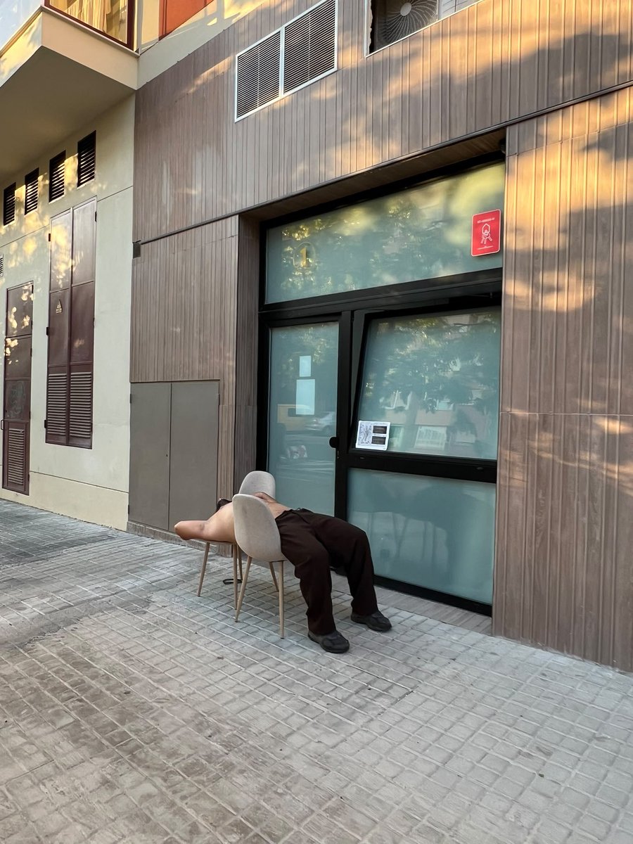 pilarbernabe's tweet photo. Hoy, en València, los vecinos de la avenida de Baleares, cuando bajen a comprar el pan, se encontrarán a este señor en la puerta de uno de sus apartamentos turísticos.

Pero tranquilos, gracias a María José Català aún pueden abrir más en esa zona. https://t.co/w81ctpN3es