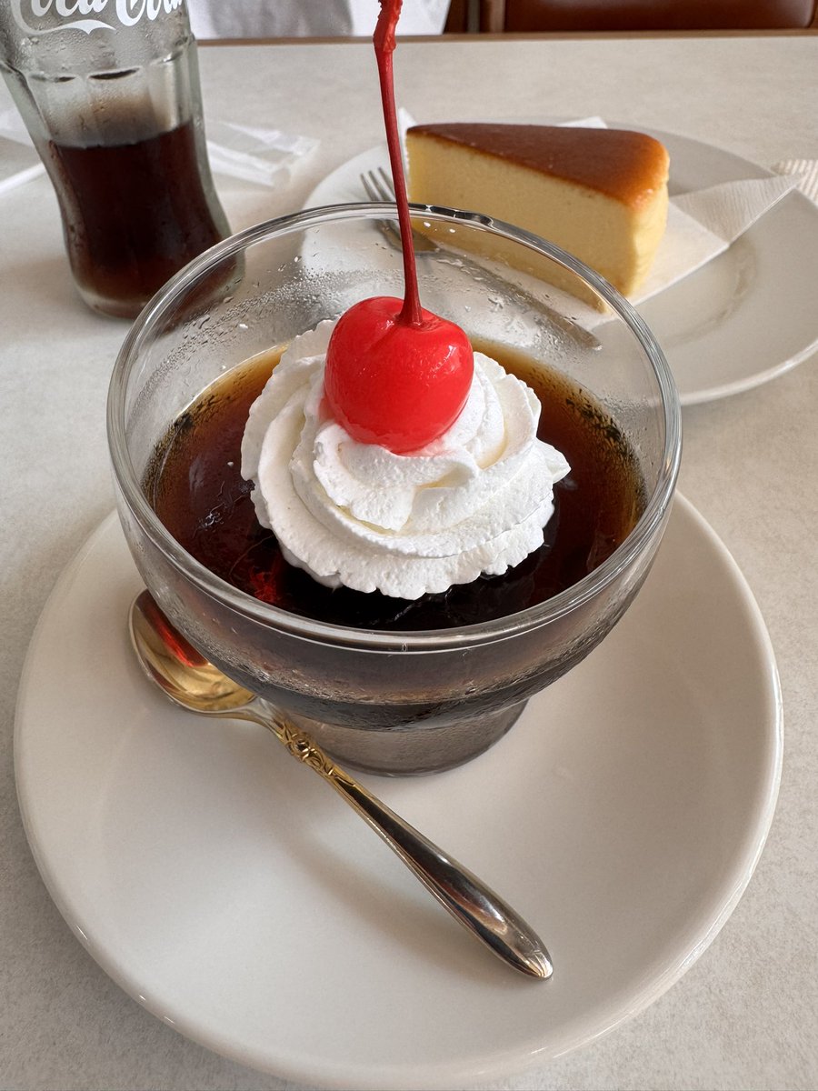 MegaToruToru's tweet photo. 熱海駅前の喫茶店で休憩。
レトロ感満載！ https://t.co/RdtQwju5UN