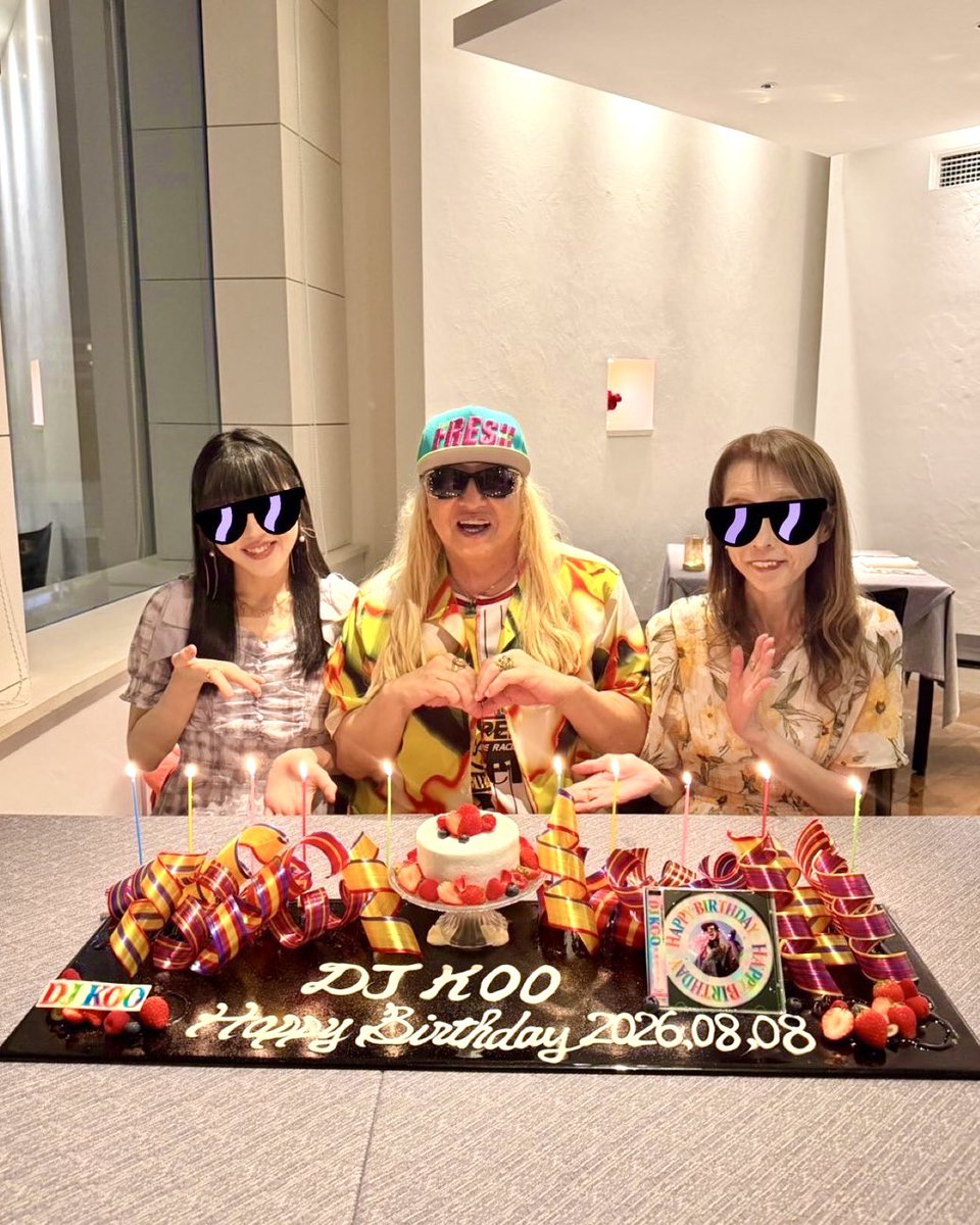 DJKOO_official's tweet photo. 8月8日、65歳になりました！！

家族みんなに素敵なお祝いをしてもらいました！！

実は今年、家族に怪我が続いていて、
6月には娘が左膝を脱臼。
そして先月は、奥さまが同じく左膝を骨折し、手術・入院となりました。

それでも「お誕生日はみんなでレストランでお祝いしたい！」と、奥さまもリハビリを頑張ってくれて、今日は家族揃ってお祝いしてもらいました！！

生活していれば、怪我や病気をすることもあります (もちろん、何もないのが一番！)
でも、そんな時こそ家族がお互いを思いやり、支え合うことが本当に大切なんだと、改めて実感しながら65歳の誕生日を迎えました！！

そして、バケハとイエローサングラスのプレゼントも！！感謝カンゲキです！！

家族に心から感謝！！
そして、いつも応援してくださる皆さんに心から感謝です！！

65歳、まだまだここから！！
これからも更に更にアップデートして元気に楽しく頑張っていきます！！

皆さん、これからも何卒よろしくお願い DO DANCE！！

#令和８年８月８日 
#誕生日
#イルブリオ 
#DJKOO