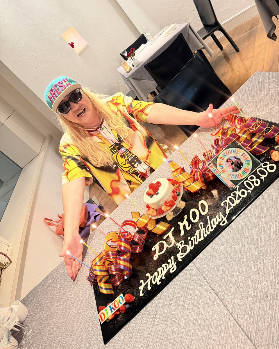 DJKOO_official's tweet photo. 8月8日、65歳になりました！！

家族みんなに素敵なお祝いをしてもらいました！！

実は今年、家族に怪我が続いていて、
6月には娘が左膝を脱臼。
そして先月は、奥さまが同じく左膝を骨折し、手術・入院となりました。

それでも「お誕生日はみんなでレストランでお祝いしたい！」と、奥さまもリハビリを頑張ってくれて、今日は家族揃ってお祝いしてもらいました！！

生活していれば、怪我や病気をすることもあります (もちろん、何もないのが一番！)
でも、そんな時こそ家族がお互いを思いやり、支え合うことが本当に大切なんだと、改めて実感しながら65歳の誕生日を迎えました！！

そして、バケハとイエローサングラスのプレゼントも！！感謝カンゲキです！！

家族に心から感謝！！
そして、いつも応援してくださる皆さんに心から感謝です！！

65歳、まだまだここから！！
これからも更に更にアップデートして元気に楽しく頑張っていきます！！

皆さん、これからも何卒よろしくお願い DO DANCE！！

#令和８年８月８日 
#誕生日
#イルブリオ 
#DJKOO