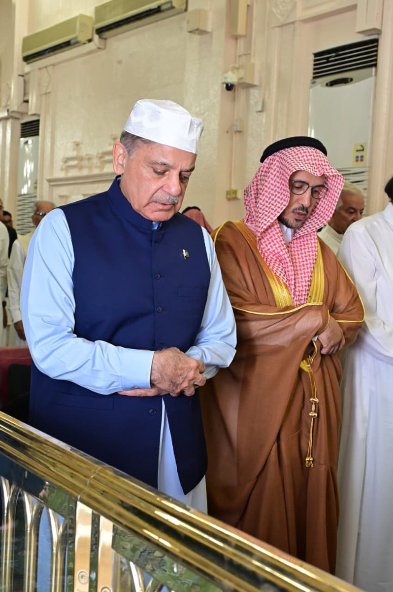 najamwalikhan's tweet photo. وزیراعظم شہبازشریف کی امت مسلمہ کے تین بڑے ممالک کو ایک لڑی میں پرونے کے بعد روضہ رسول صلی اللہ علیہ وسلم پر حاضری۔ یقینا وزیراعظم نے رسول اللہ صلی اللہ علیہ وسلم کو بتایا ہو گا کہ ہم نے فلسطین سے ایران تک میں کلمہ گو مسلمانوں کو بچانے کی ہر ممکن کوشش کی اور اس میں بہت حد تک کامیاب بھی رہے اور اب ہم آپ صلی اللہ علیہ وسلم پر درود پاک بھیجنے والوں کو ایک لڑی میں پرو رہے ہیں۔ علامہ اقبال کے خواب کو سچ ثابت کر رہے ہیں کہ ایک ہوں مسلم حرم کی پاسبانی کے لئے ۔۔۔ یا اللہ عزوجل، یا رسول اللہ اپنے غلاموں کی اس سعی کو قبول فرمائیے اور اس کا دنیا اور آخرت میں اجر عظیم عطا فرمائیے۔

یَا رَسُولَ اللہ اُنْظُر حَالَنَا
یَا حَبِیْبَ اللہِ اِسْمَعْ قَا لَنَا
اِنَّنِیْ فِی بَحْرِ ھَمِ مّغرقٌ
خُذْیَدی سَھْلِ النَّا اَشْکَا لَنَا

ترجمہ:
یا رسول اللہ! میرے حال پر نظر فرمایئے
یا حبیب اللہ! میری عرض سنیے
میں غموں کے سمندر میں غوطہ زن ہوں
میری دستگیری فرمایئے اور مشکلیں آسان کردیجیے۔

⚘ 💖صَـلیَّ اللهُ عَلَيهِ وَاٰلِہٖ وَبَارِکْ وَسَـــــلَّـمْ💖 ⚘
