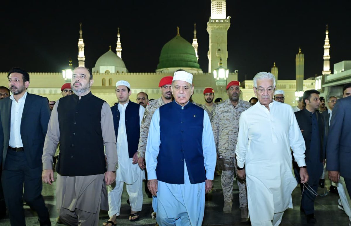najamwalikhan's tweet photo. وزیراعظم شہبازشریف کی امت مسلمہ کے تین بڑے ممالک کو ایک لڑی میں پرونے کے بعد روضہ رسول صلی اللہ علیہ وسلم پر حاضری۔ یقینا وزیراعظم نے رسول اللہ صلی اللہ علیہ وسلم کو بتایا ہو گا کہ ہم نے فلسطین سے ایران تک میں کلمہ گو مسلمانوں کو بچانے کی ہر ممکن کوشش کی اور اس میں بہت حد تک کامیاب بھی رہے اور اب ہم آپ صلی اللہ علیہ وسلم پر درود پاک بھیجنے والوں کو ایک لڑی میں پرو رہے ہیں۔ علامہ اقبال کے خواب کو سچ ثابت کر رہے ہیں کہ ایک ہوں مسلم حرم کی پاسبانی کے لئے ۔۔۔ یا اللہ عزوجل، یا رسول اللہ اپنے غلاموں کی اس سعی کو قبول فرمائیے اور اس کا دنیا اور آخرت میں اجر عظیم عطا فرمائیے۔

یَا رَسُولَ اللہ اُنْظُر حَالَنَا
یَا حَبِیْبَ اللہِ اِسْمَعْ قَا لَنَا
اِنَّنِیْ فِی بَحْرِ ھَمِ مّغرقٌ
خُذْیَدی سَھْلِ النَّا اَشْکَا لَنَا

ترجمہ:
یا رسول اللہ! میرے حال پر نظر فرمایئے
یا حبیب اللہ! میری عرض سنیے
میں غموں کے سمندر میں غوطہ زن ہوں
میری دستگیری فرمایئے اور مشکلیں آسان کردیجیے۔

⚘ 💖صَـلیَّ اللهُ عَلَيهِ وَاٰلِہٖ وَبَارِکْ وَسَـــــلَّـمْ💖 ⚘