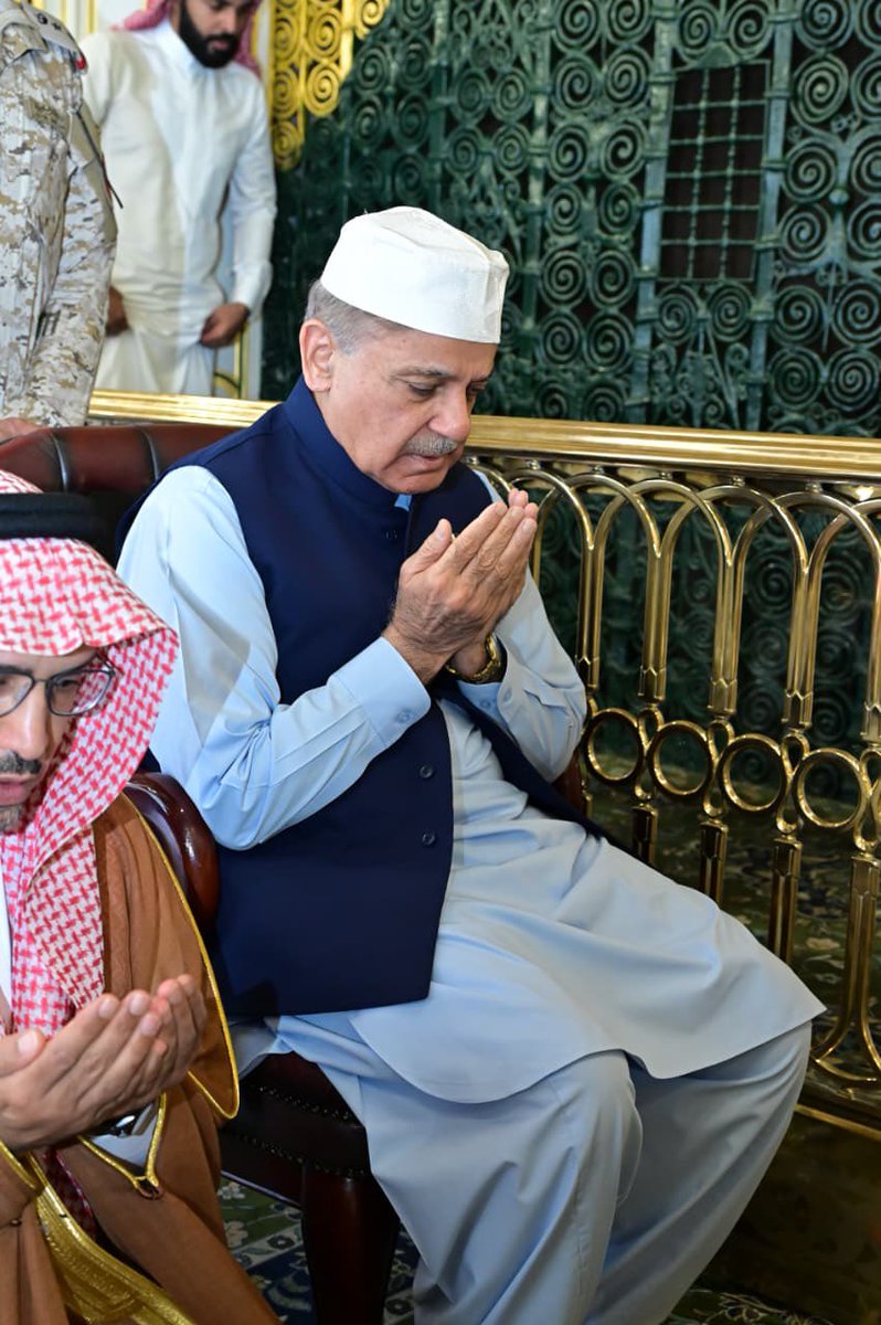 najamwalikhan's tweet photo. وزیراعظم شہبازشریف کی امت مسلمہ کے تین بڑے ممالک کو ایک لڑی میں پرونے کے بعد روضہ رسول صلی اللہ علیہ وسلم پر حاضری۔ یقینا وزیراعظم نے رسول اللہ صلی اللہ علیہ وسلم کو بتایا ہو گا کہ ہم نے فلسطین سے ایران تک میں کلمہ گو مسلمانوں کو بچانے کی ہر ممکن کوشش کی اور اس میں بہت حد تک کامیاب بھی رہے اور اب ہم آپ صلی اللہ علیہ وسلم پر درود پاک بھیجنے والوں کو ایک لڑی میں پرو رہے ہیں۔ علامہ اقبال کے خواب کو سچ ثابت کر رہے ہیں کہ ایک ہوں مسلم حرم کی پاسبانی کے لئے ۔۔۔ یا اللہ عزوجل، یا رسول اللہ اپنے غلاموں کی اس سعی کو قبول فرمائیے اور اس کا دنیا اور آخرت میں اجر عظیم عطا فرمائیے۔

یَا رَسُولَ اللہ اُنْظُر حَالَنَا
یَا حَبِیْبَ اللہِ اِسْمَعْ قَا لَنَا
اِنَّنِیْ فِی بَحْرِ ھَمِ مّغرقٌ
خُذْیَدی سَھْلِ النَّا اَشْکَا لَنَا

ترجمہ:
یا رسول اللہ! میرے حال پر نظر فرمایئے
یا حبیب اللہ! میری عرض سنیے
میں غموں کے سمندر میں غوطہ زن ہوں
میری دستگیری فرمایئے اور مشکلیں آسان کردیجیے۔

⚘ 💖صَـلیَّ اللهُ عَلَيهِ وَاٰلِہٖ وَبَارِکْ وَسَـــــلَّـمْ💖 ⚘
