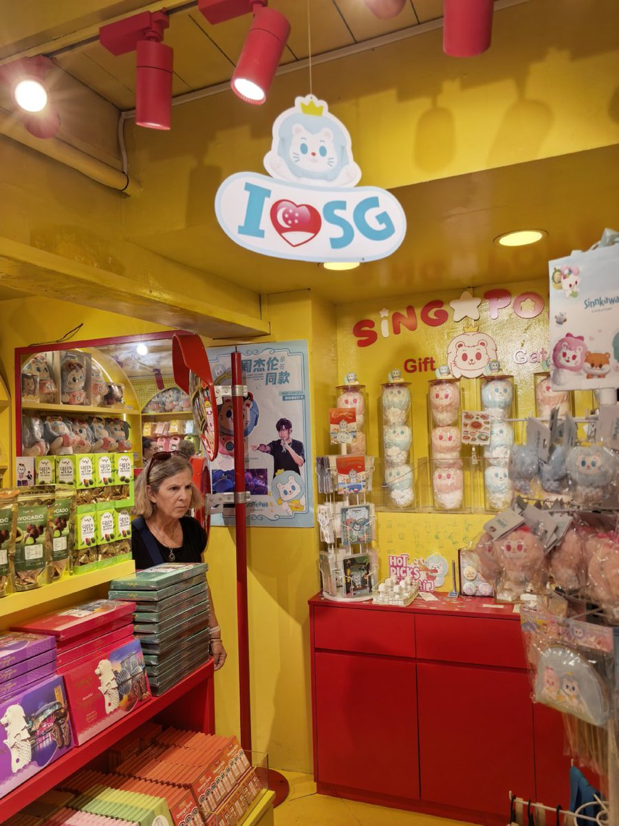 Amanda_0B's tweet photo. Almost all tourists come here to visit the souvenir shop. https://t.co/YnmOqY2nM7