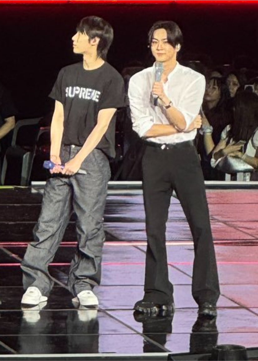 yamkkuwon's tweet photo. HELPPP THEY ARE SO NOT POCKETZ ANYMORE????? THE BROAD SHOULDERS WHAT THE FUCK https://t.co/9gcJRW7dPe