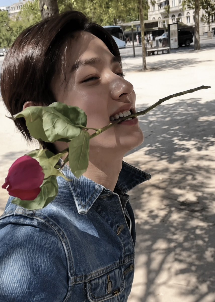coertisify's tweet photo. SEONGHYEON IN PARIS, NEVER ENDING SAGA https://t.co/8jJw474RrW