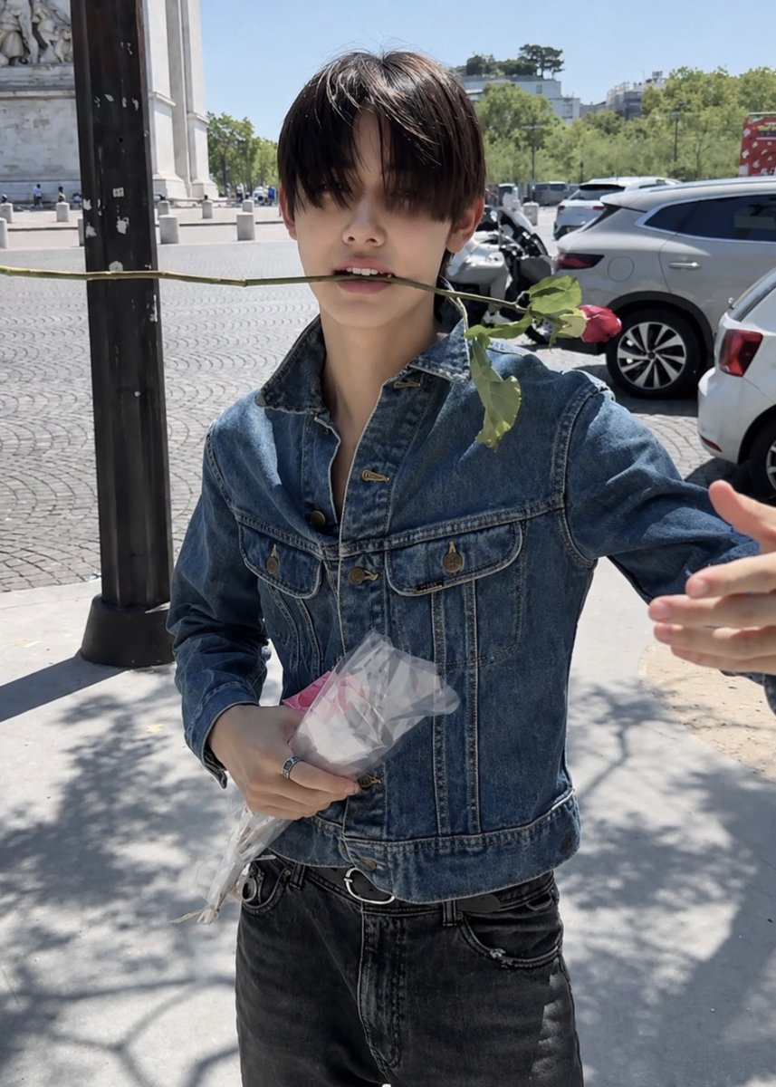coertisify's tweet photo. SEONGHYEON IN PARIS, NEVER ENDING SAGA https://t.co/8jJw474RrW